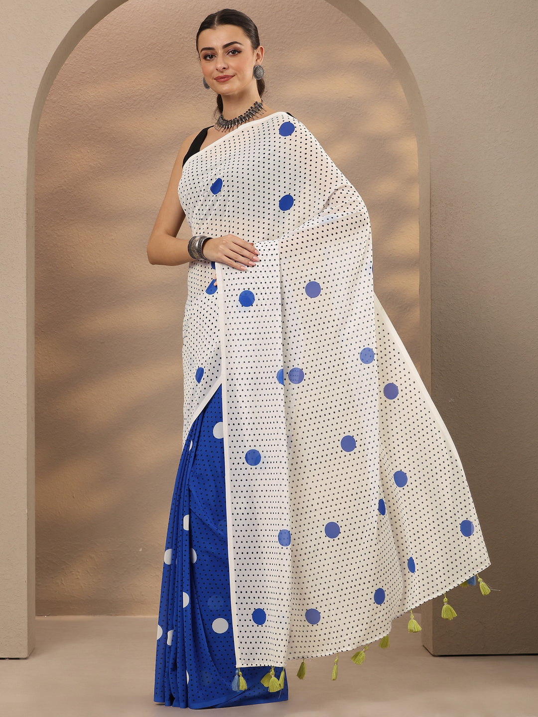 Off White Geometric Printed Georgette Saree With Unstitched Blouse Piece 