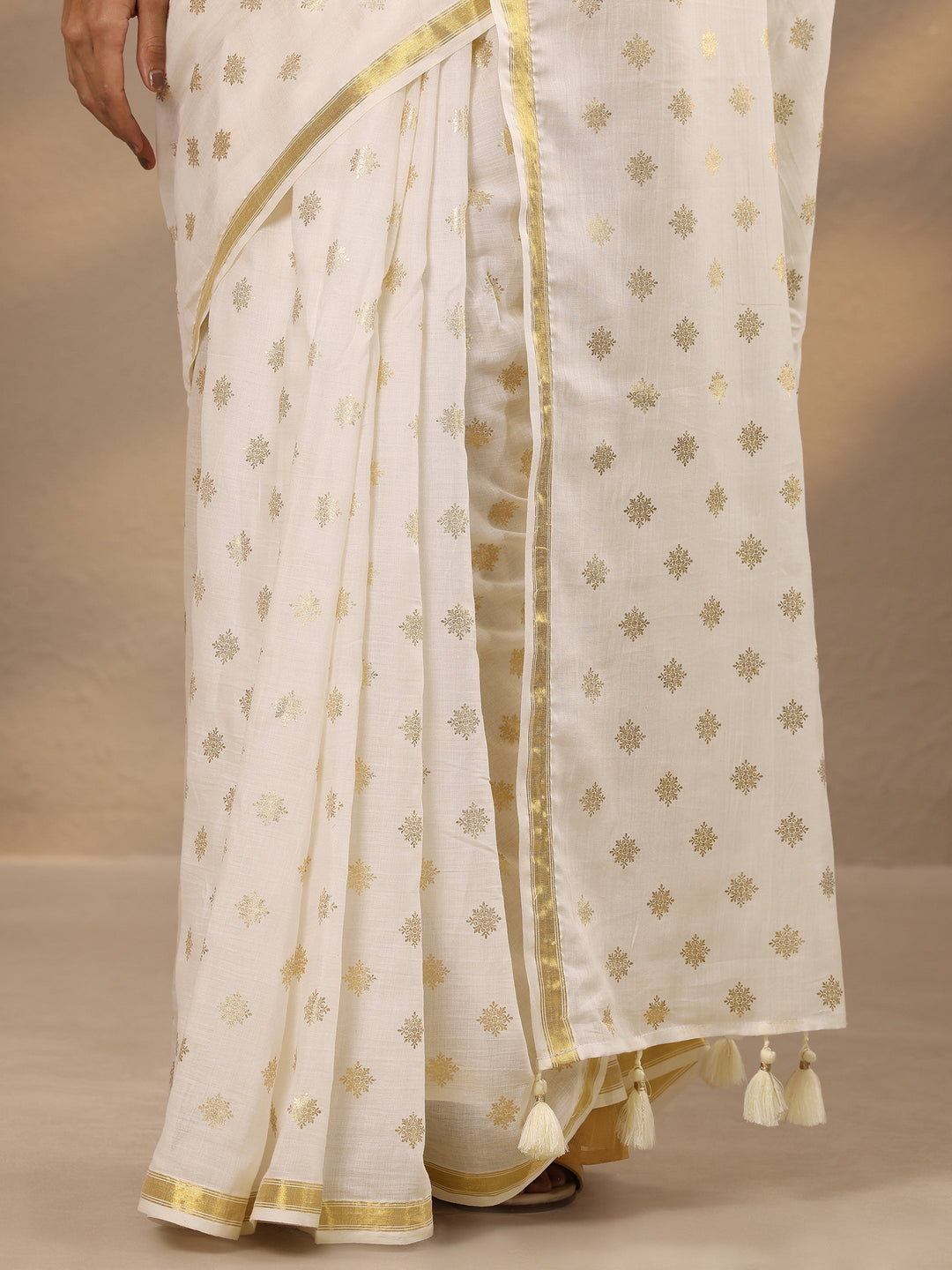  Off White Printed Cotton Blend Saree With Unstitched Blouse Piece 