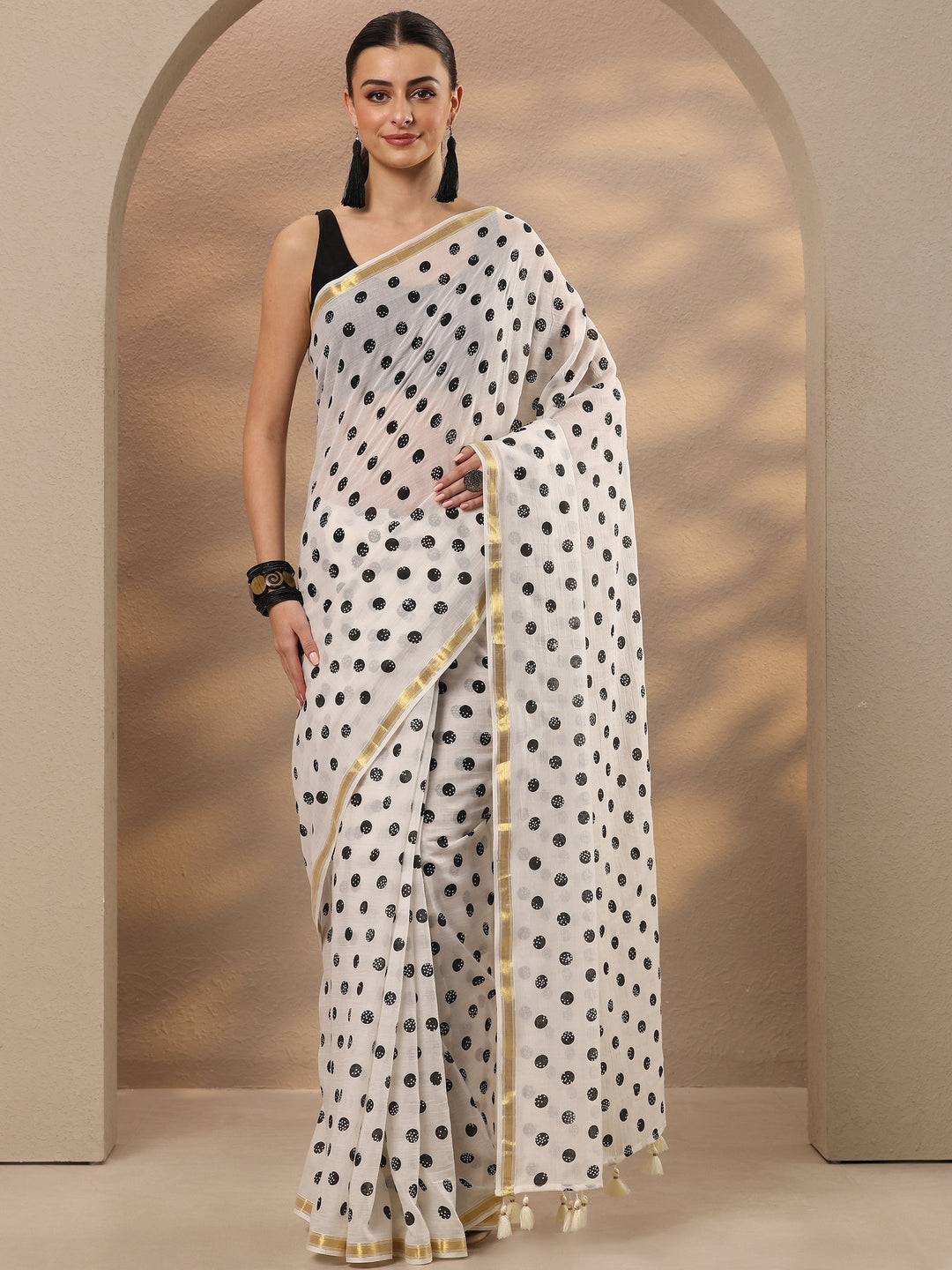  Off White Geometric Printed Cotton Blend Saree With Unstitched Blouse Piece 