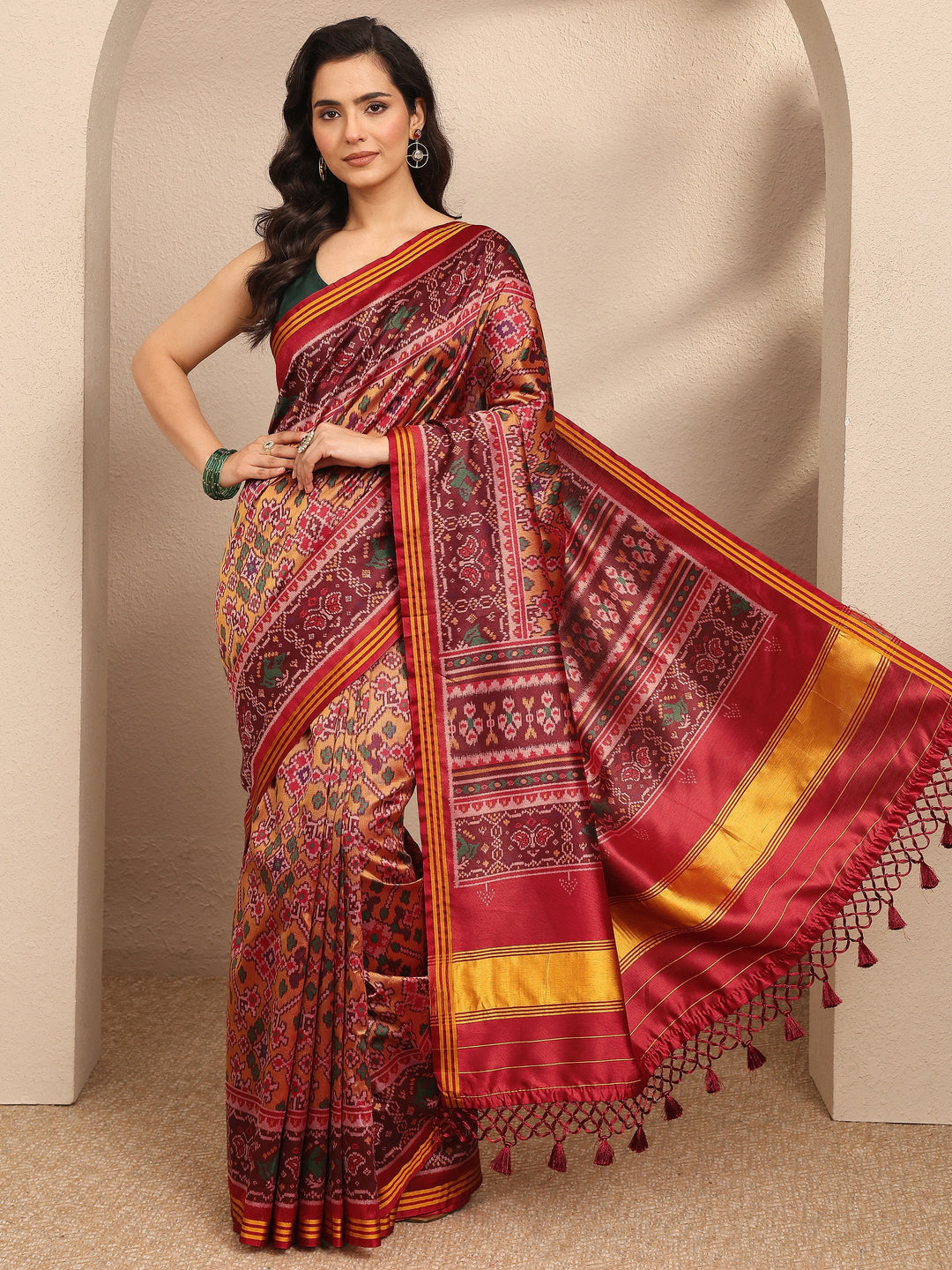 Mustard Printed Silk Blend Saree With Unstitched Blouse Piece