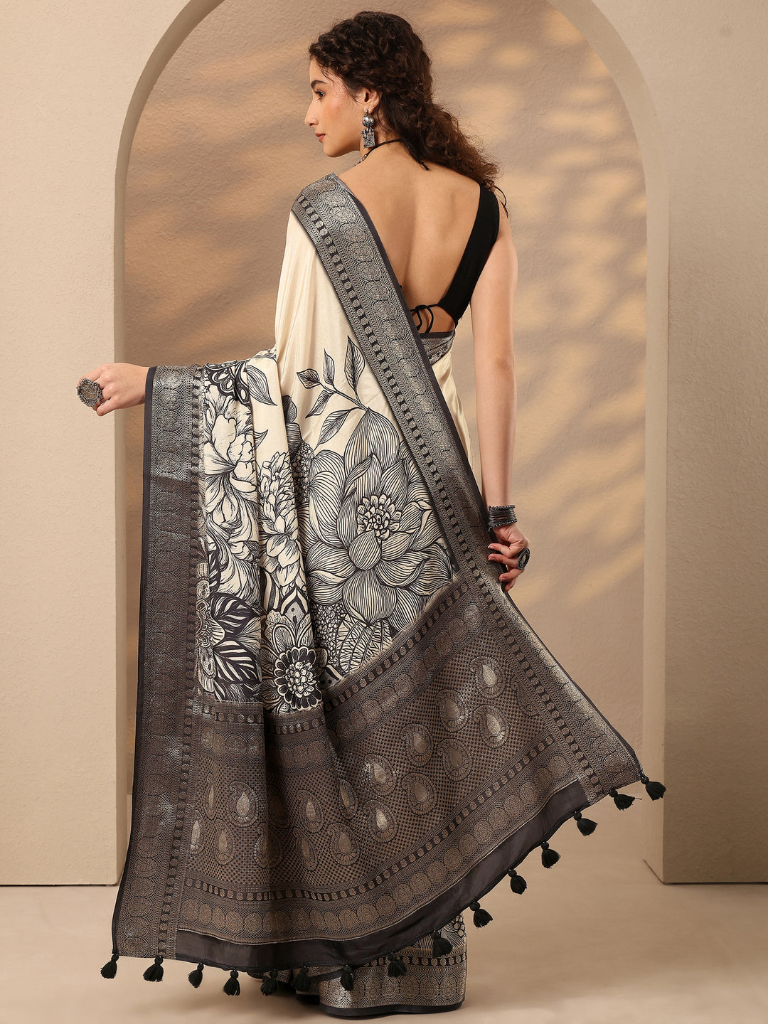 Off White Printed Silk Blend Saree With Unstitched Blouse Piece 