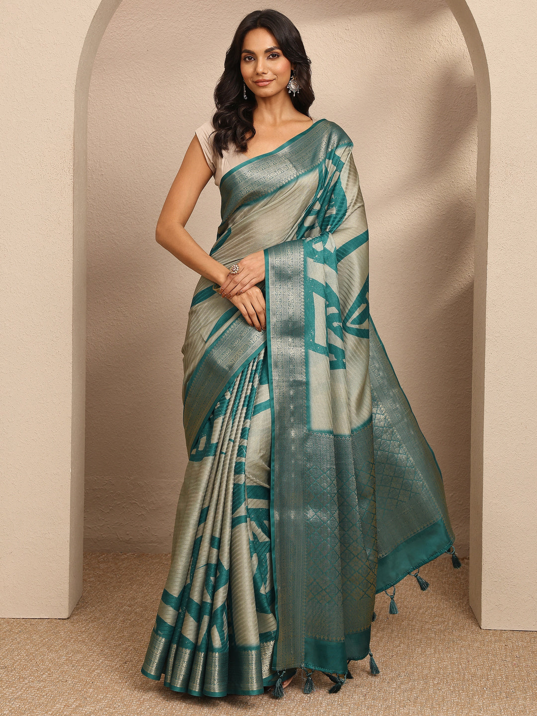 Green Abstract Printed Silk Blend Saree With Unstitched Blouse Piece