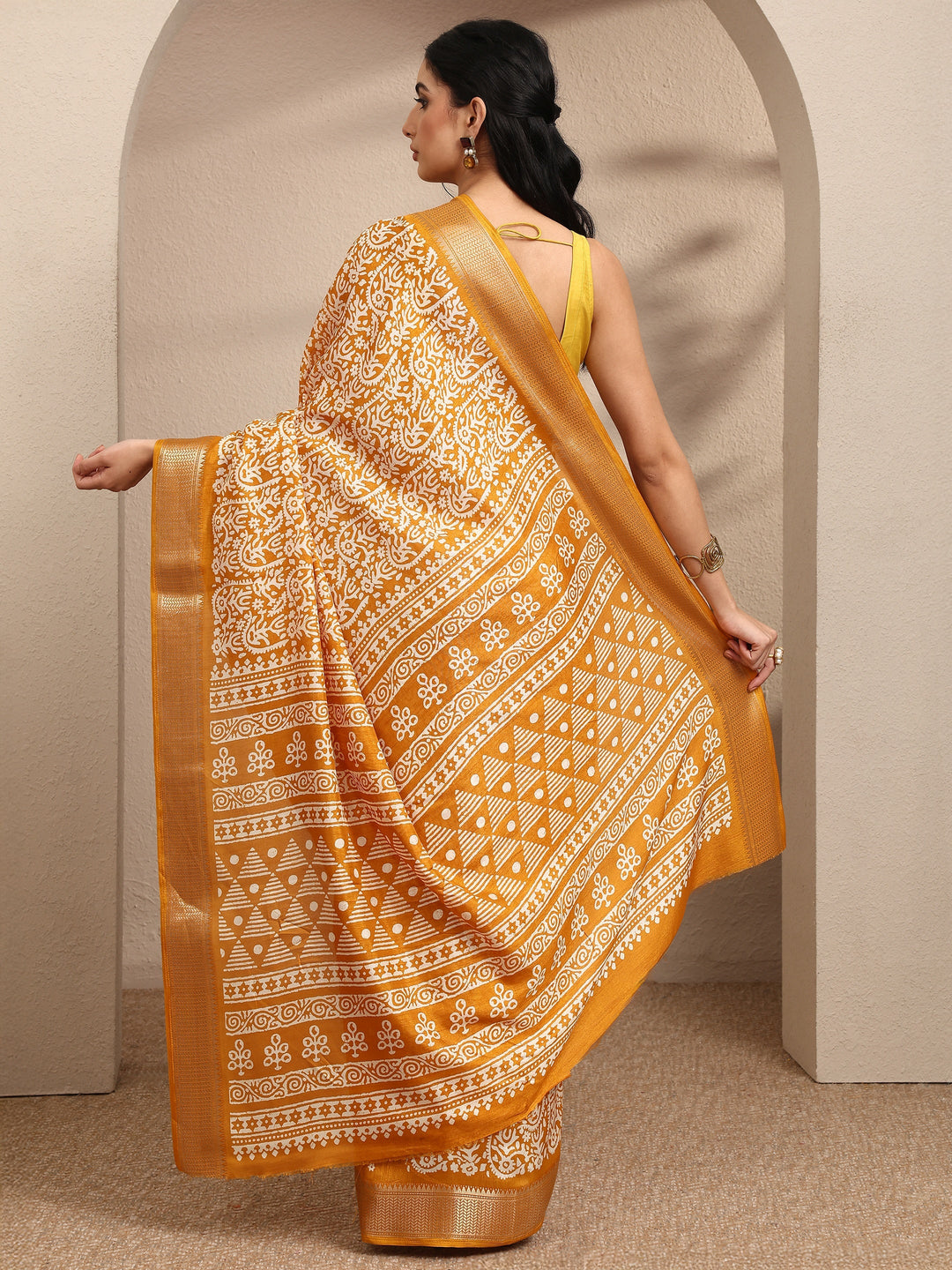  Mustard Printed Silk Blend Saree With Unstitched Blouse Piece 