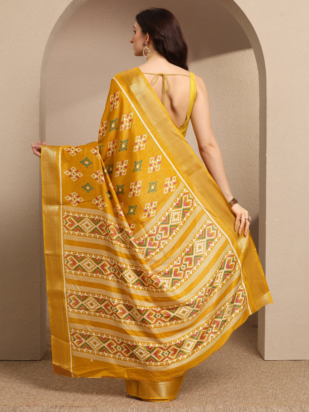  Mustard Printed Silk Blend Saree With Unstitched Blouse Piece 
