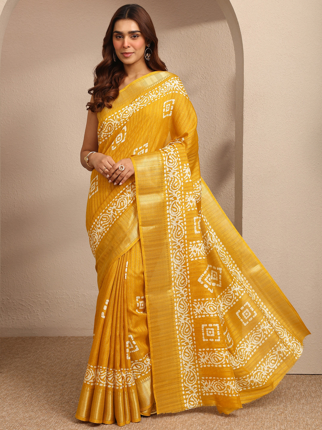  Mustard Geometric Printed Silk Blend Saree With Unstitched Blouse Piece 