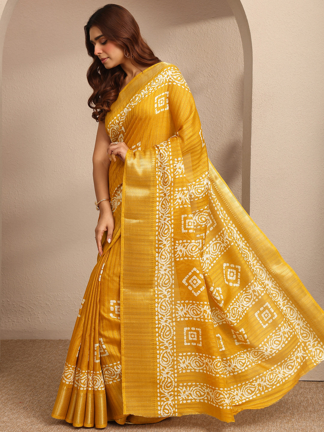  Mustard Geometric Printed Silk Blend Saree With Unstitched Blouse Piece 