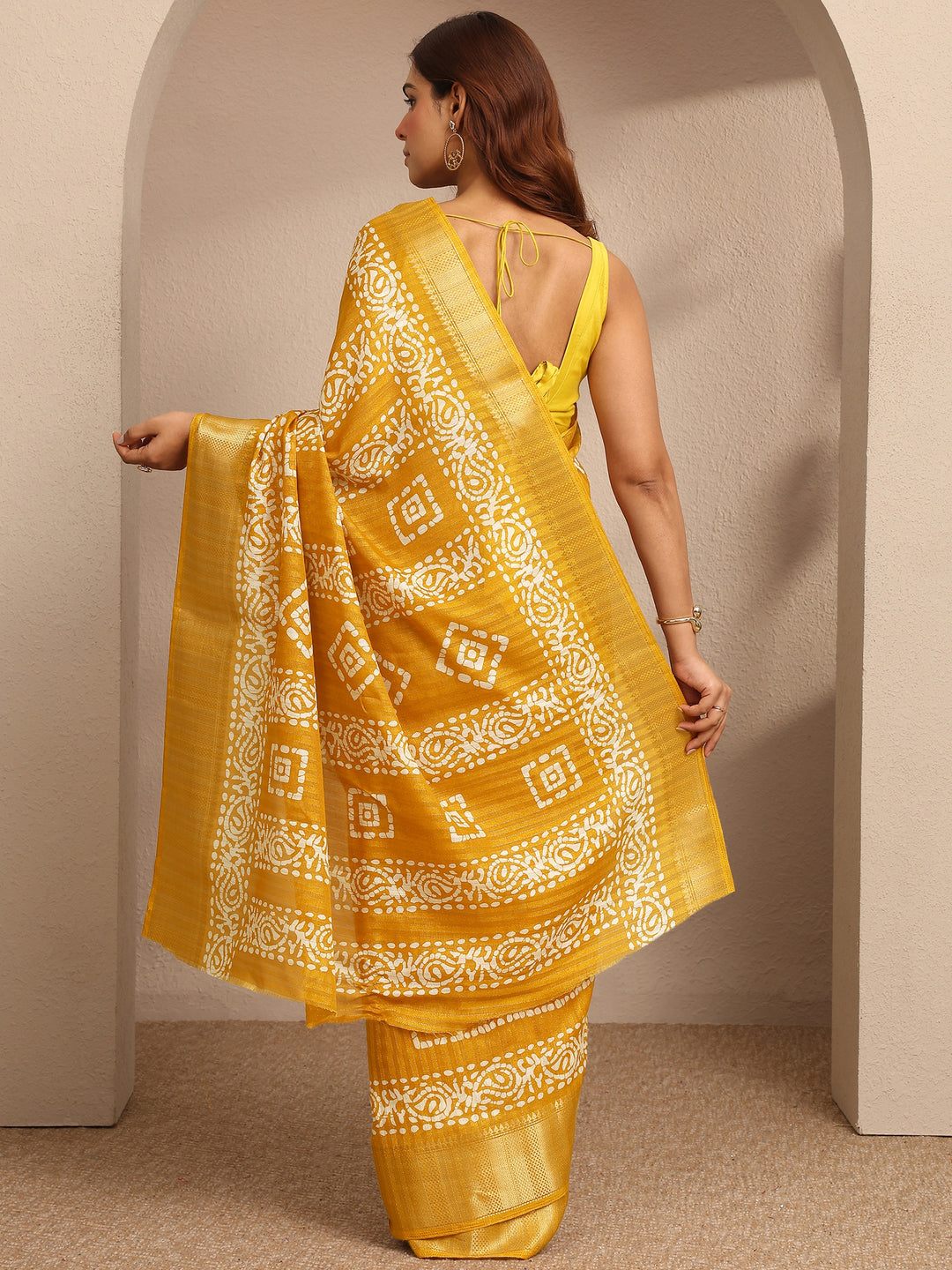  Mustard Geometric Printed Silk Blend Saree With Unstitched Blouse Piece 