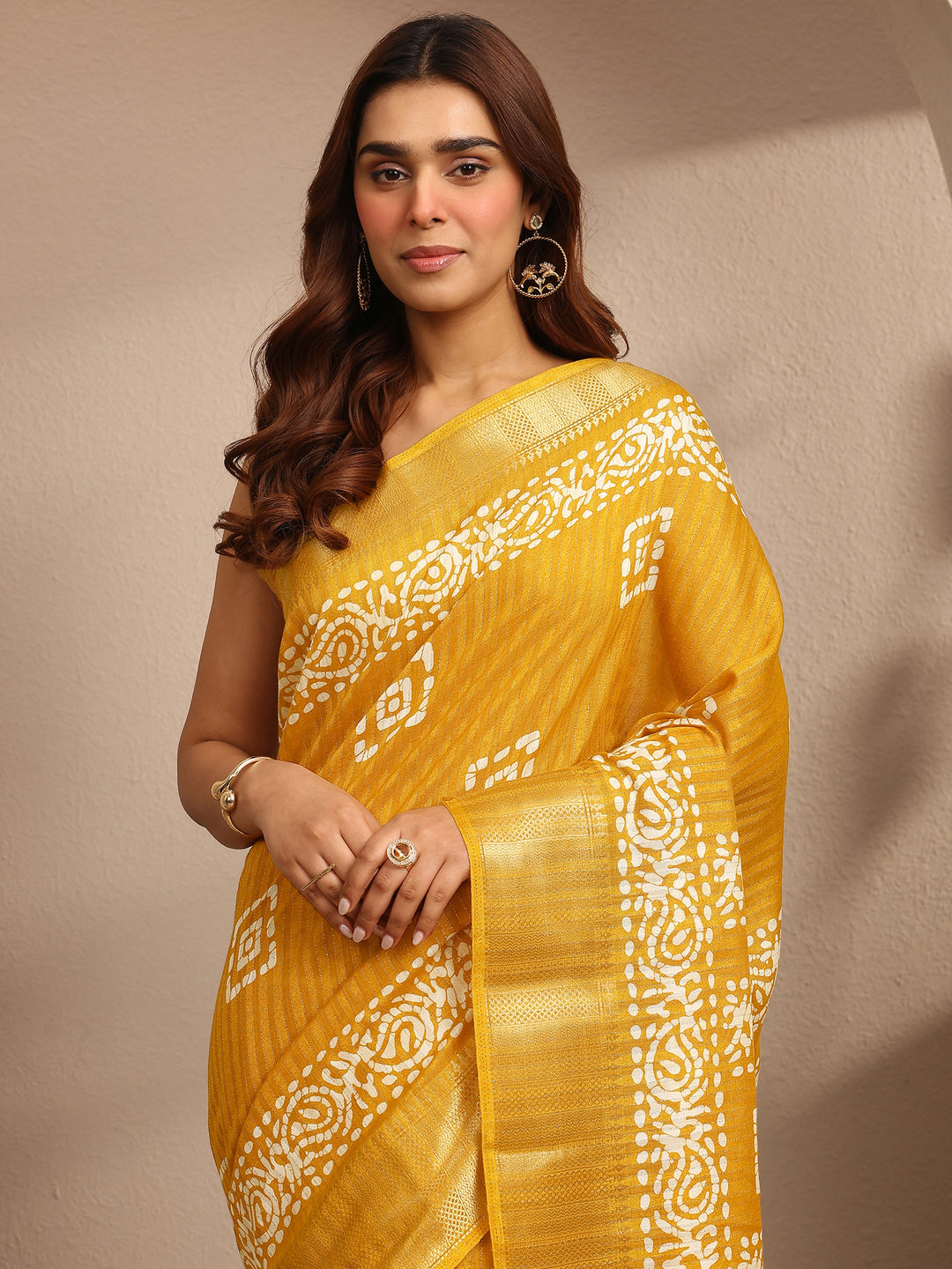  Mustard Geometric Printed Silk Blend Saree With Unstitched Blouse Piece 