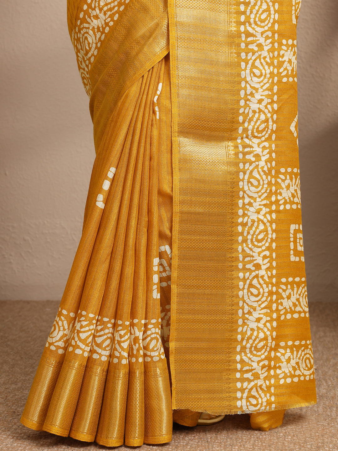  Mustard Geometric Printed Silk Blend Saree With Unstitched Blouse Piece 