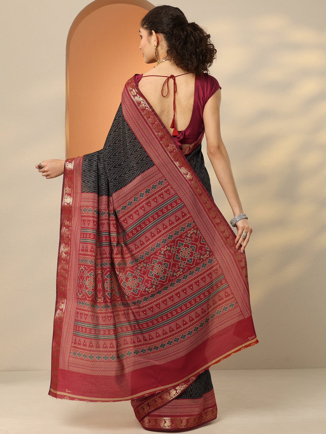 Grey Chevron Printed Silk Blend Saree With Unstitched Blouse Piece 