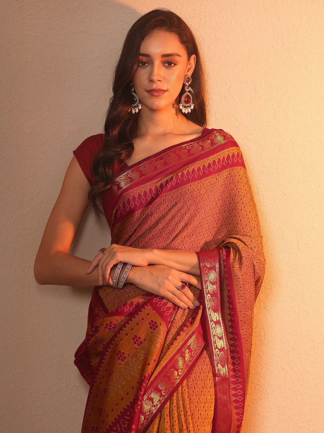 Mustard Printed Silk Blend Saree With Unstitched Blouse Piece