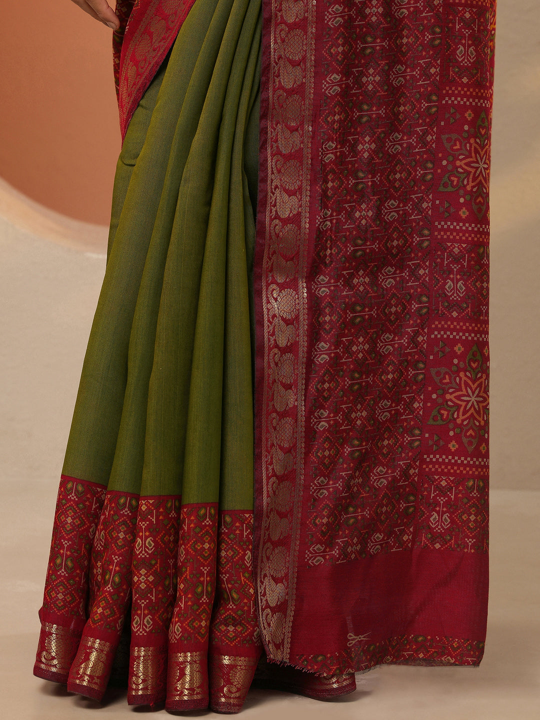  Green Solid Silk Blend Saree With Unstitched Blouse Piece 