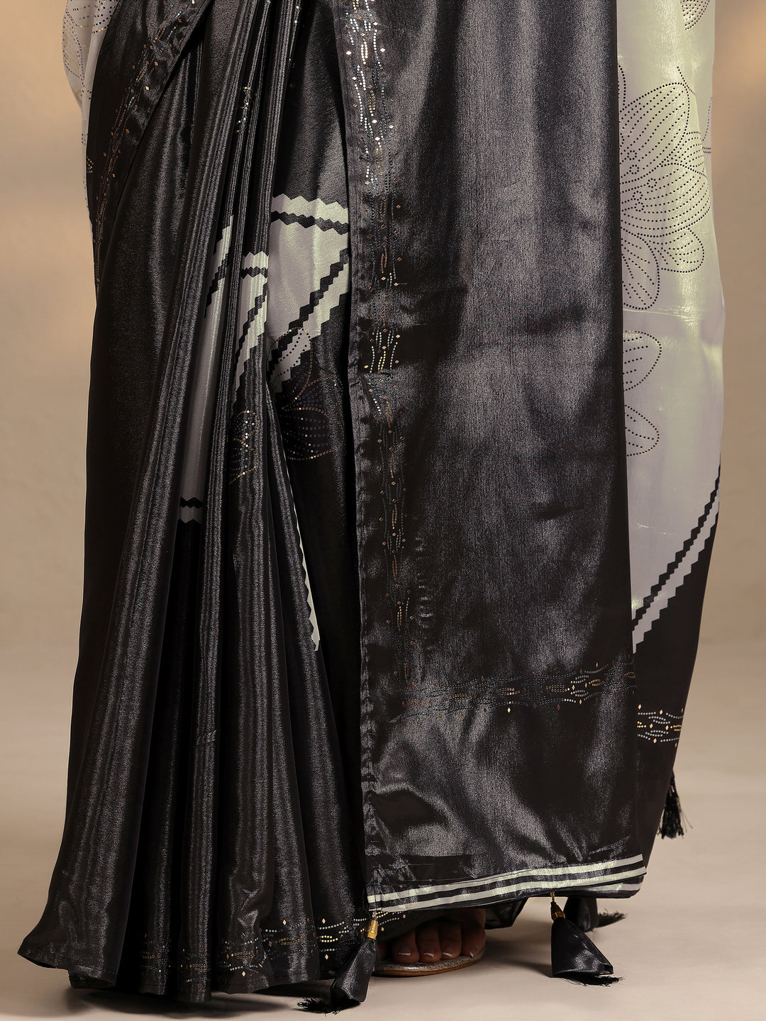  Black Embellished Silk Blend Saree With Unstitched Blouse Piece 