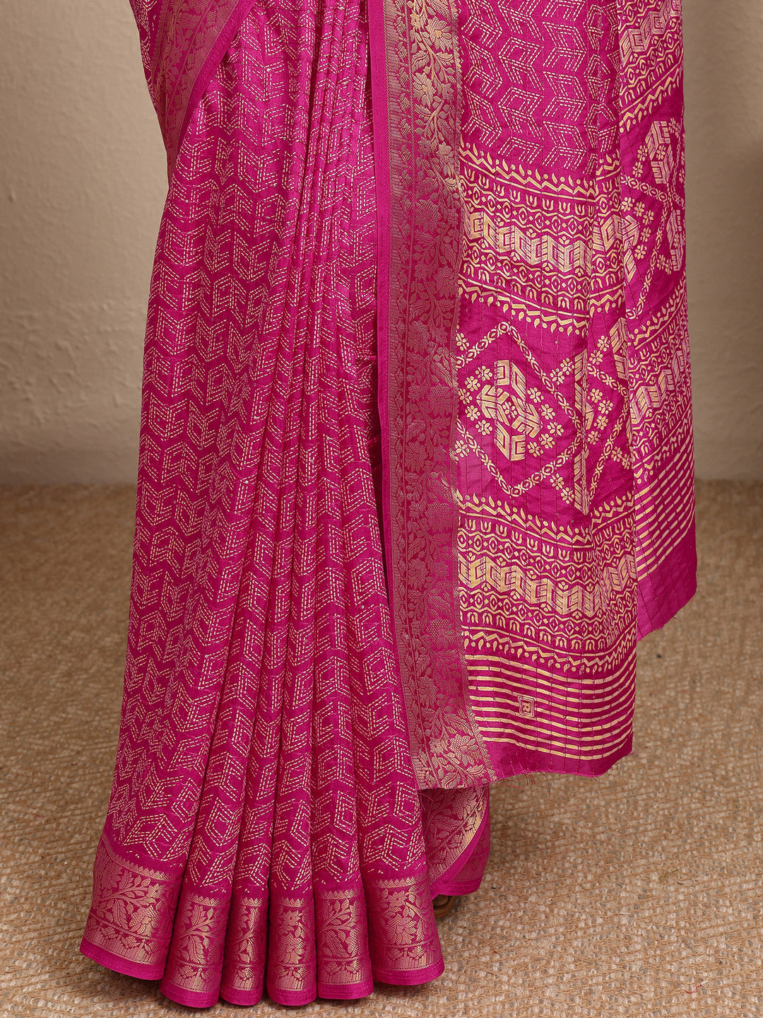  Pink Geometric Printed Silk Blend Saree With Unstitched Blouse Piece 
