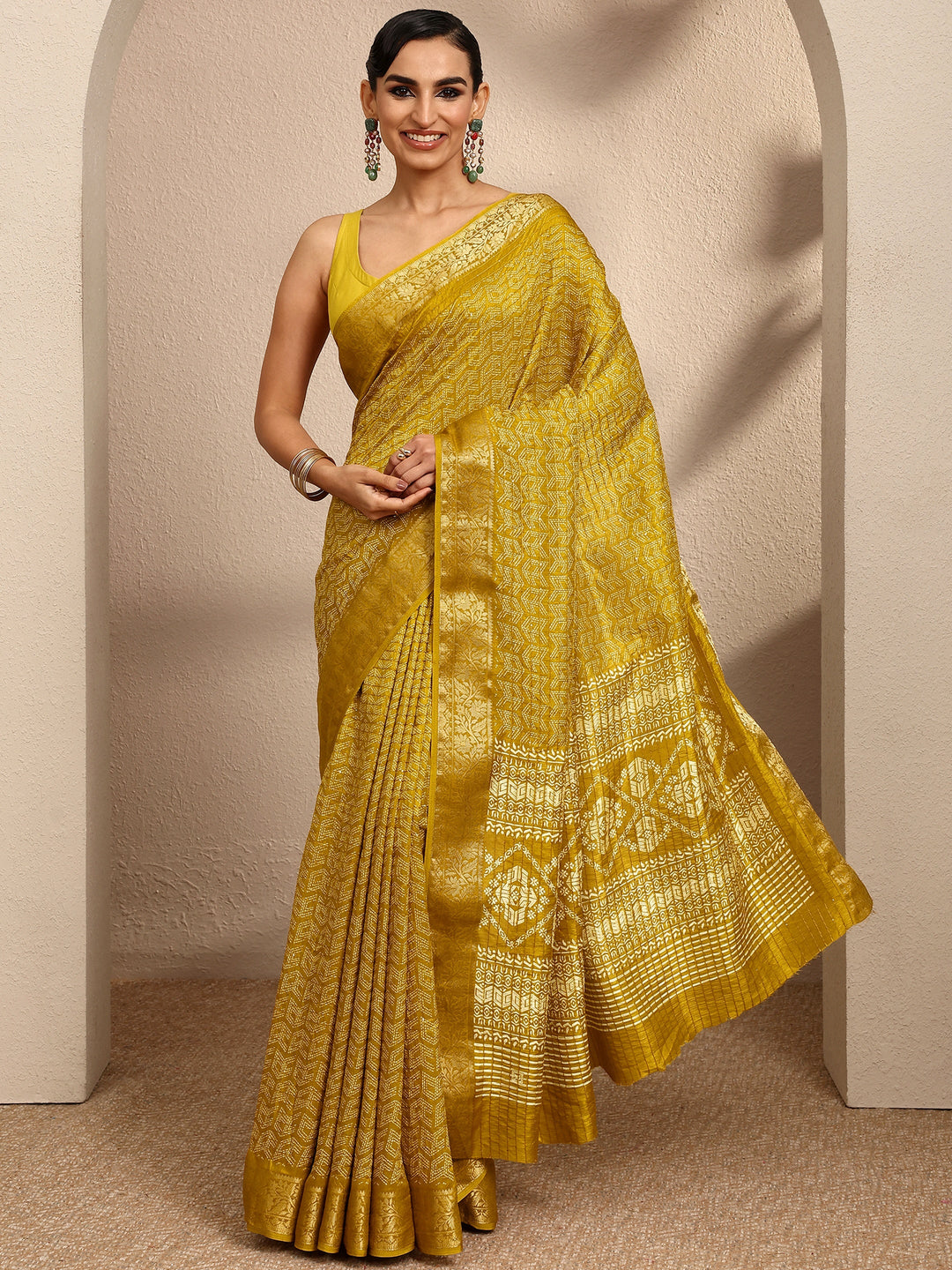  Mustard Geometric Printed Silk Blend Saree With Unstitched Blouse Piece 
