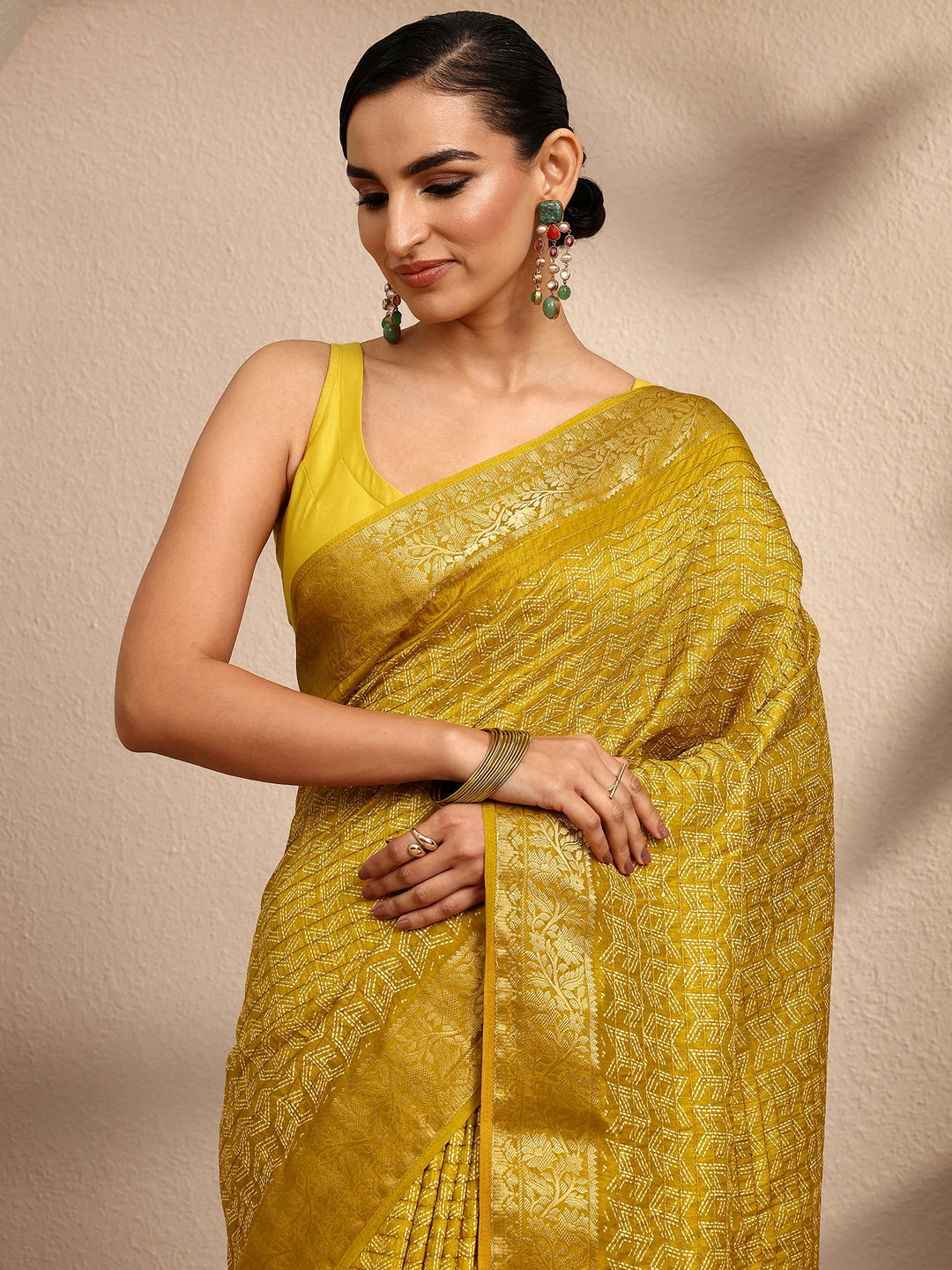  Mustard Geometric Printed Silk Blend Saree With Unstitched Blouse Piece 