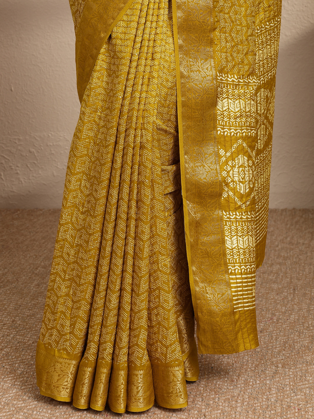  Mustard Geometric Printed Silk Blend Saree With Unstitched Blouse Piece 