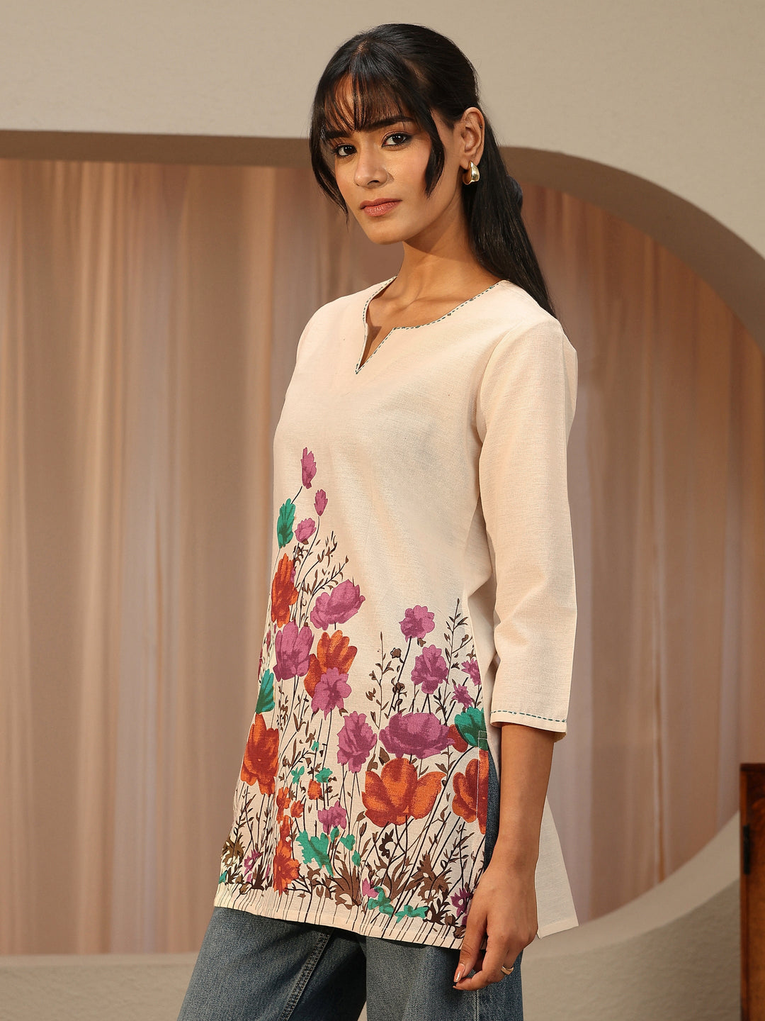  Off White Floral Printed Cotton Blend Straight Short Kurti 