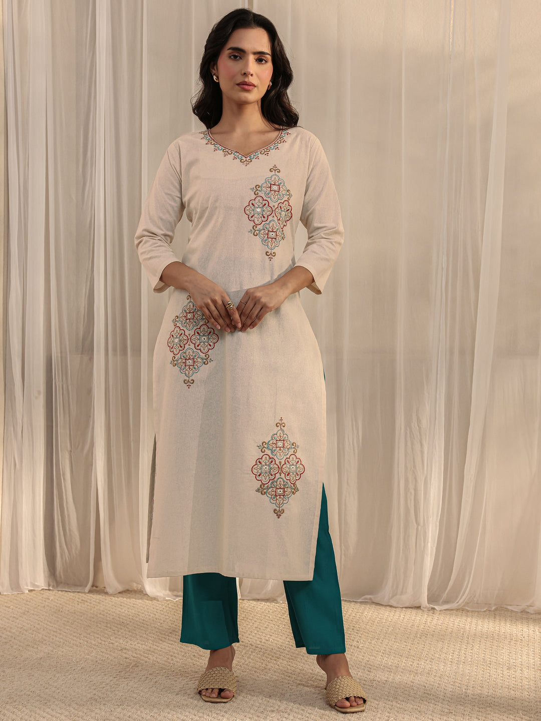  Off White Ethnic Motif Embroidered Cotton Blend Straight Kurta 