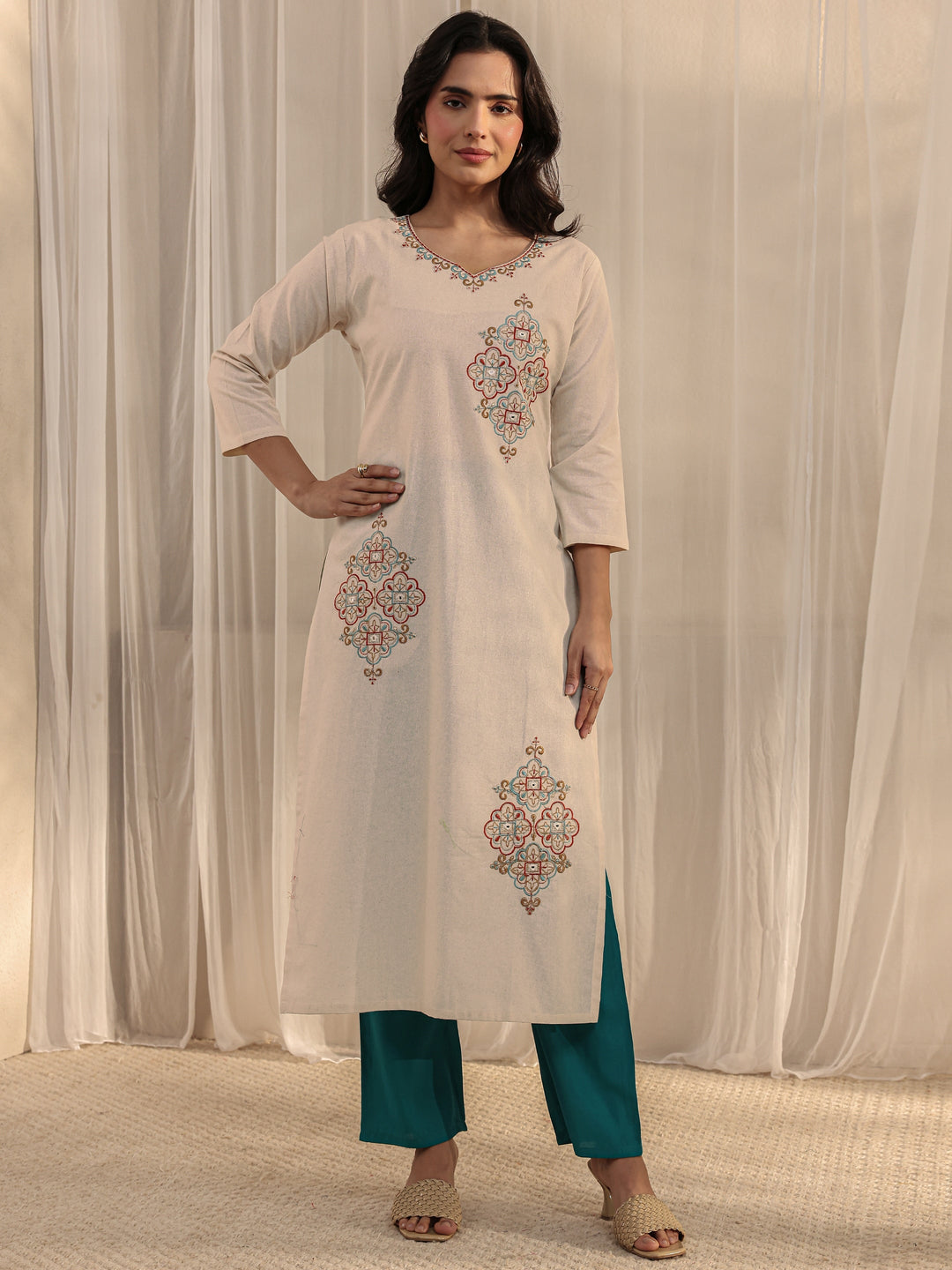  Off White Ethnic Motif Embroidered Cotton Blend Straight Kurta 