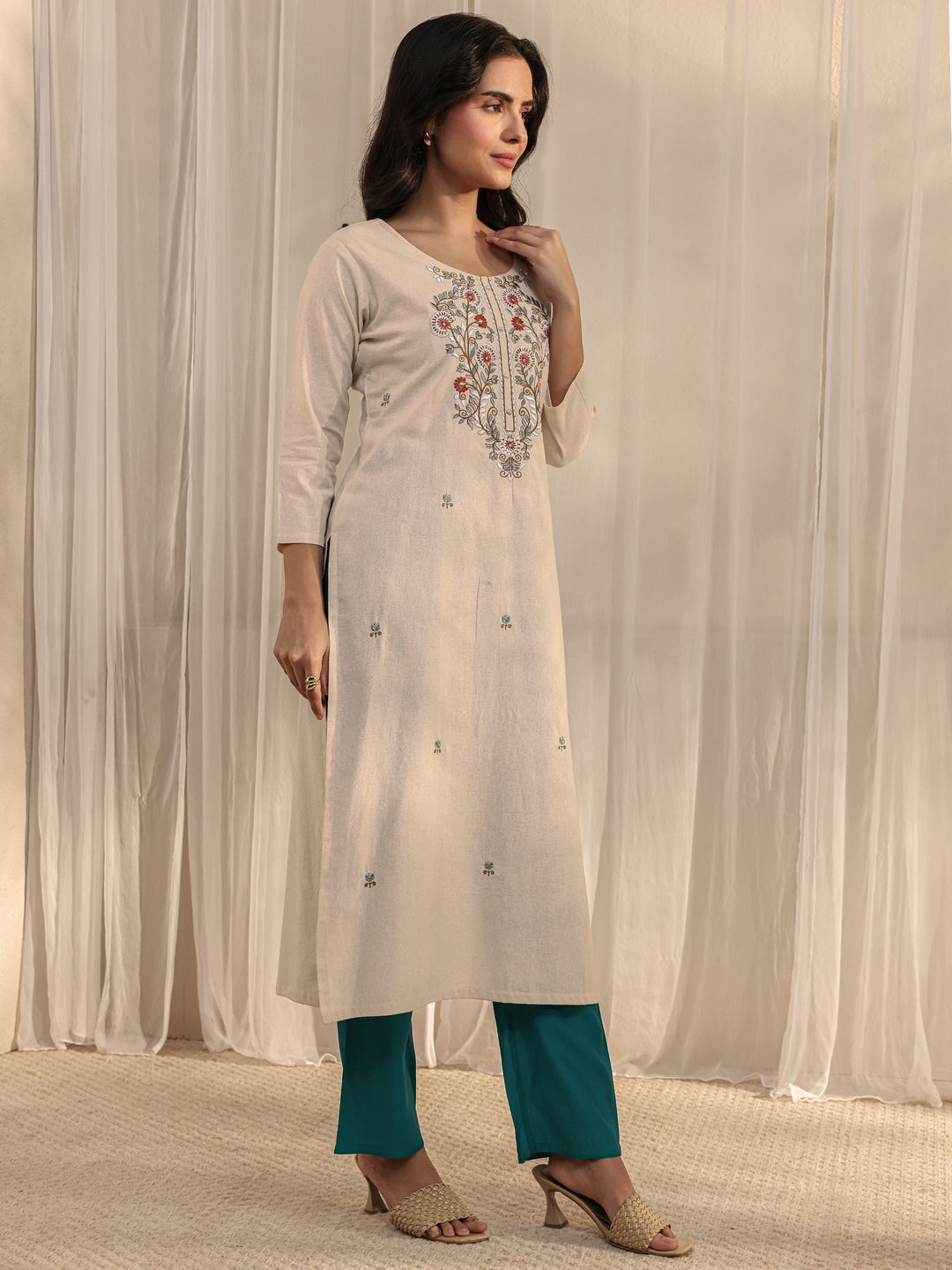  Off White Floral Embroidered Cotton Blend Straight Kurta 
