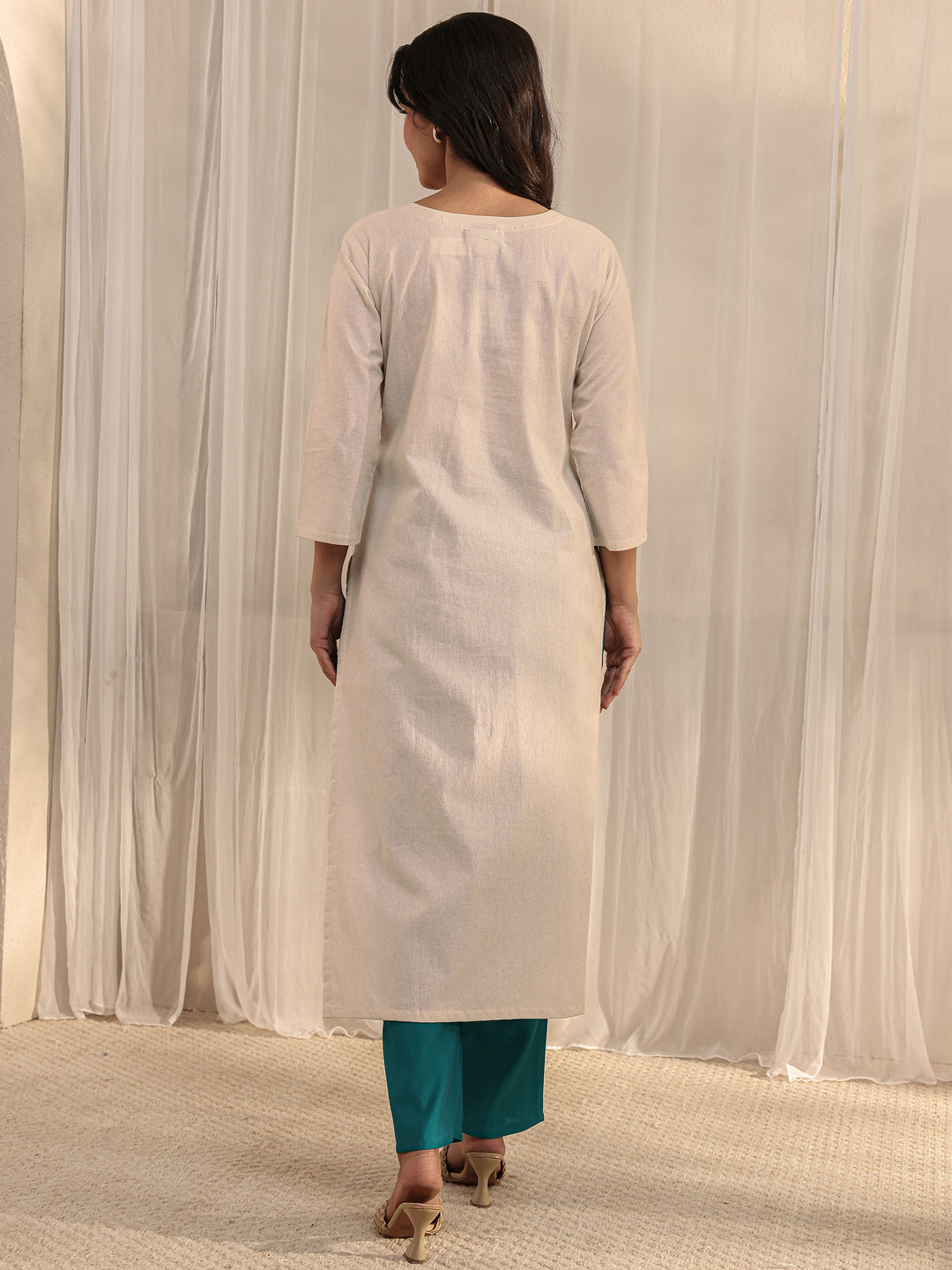  Off White Floral Embroidered Cotton Blend Straight Kurta 