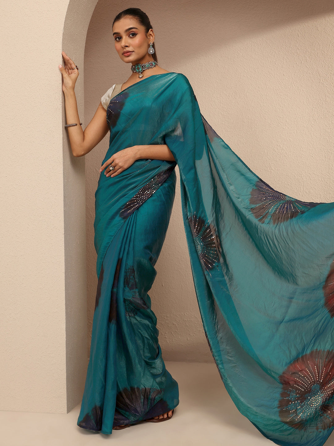 Blue Geometric Embellished Silk Blend Saree With Unstitched Blouse Piece