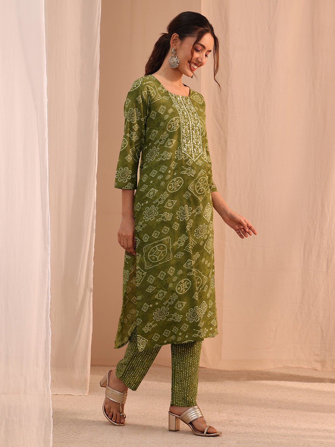  Green Bandhani Printed Cotton Blend Straight Suit Set 