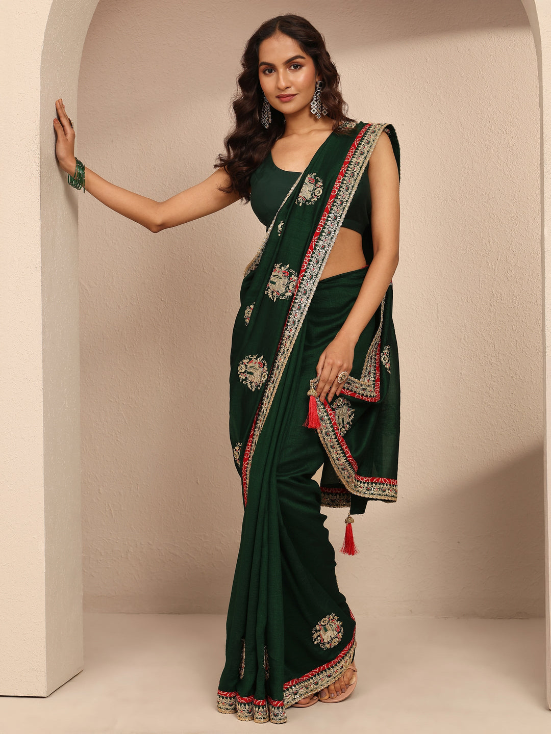 Green Embroidered Silk Blend Saree With Unstitched Blouse Piece