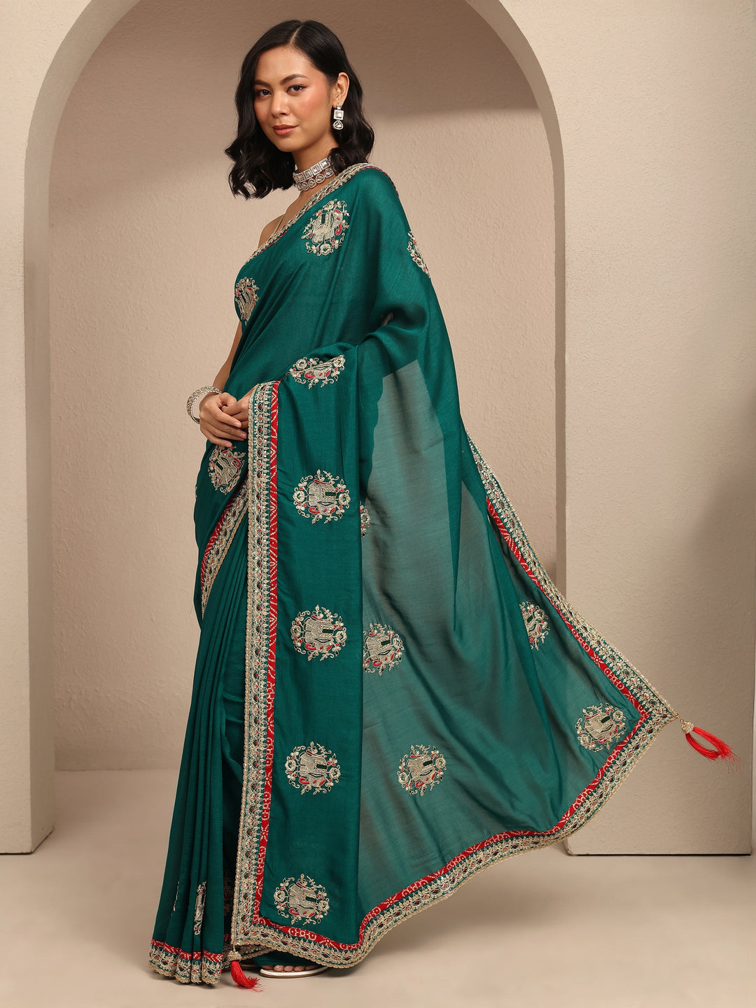 Green Embroidered Silk Blend Saree With Unstitched Blouse Piece