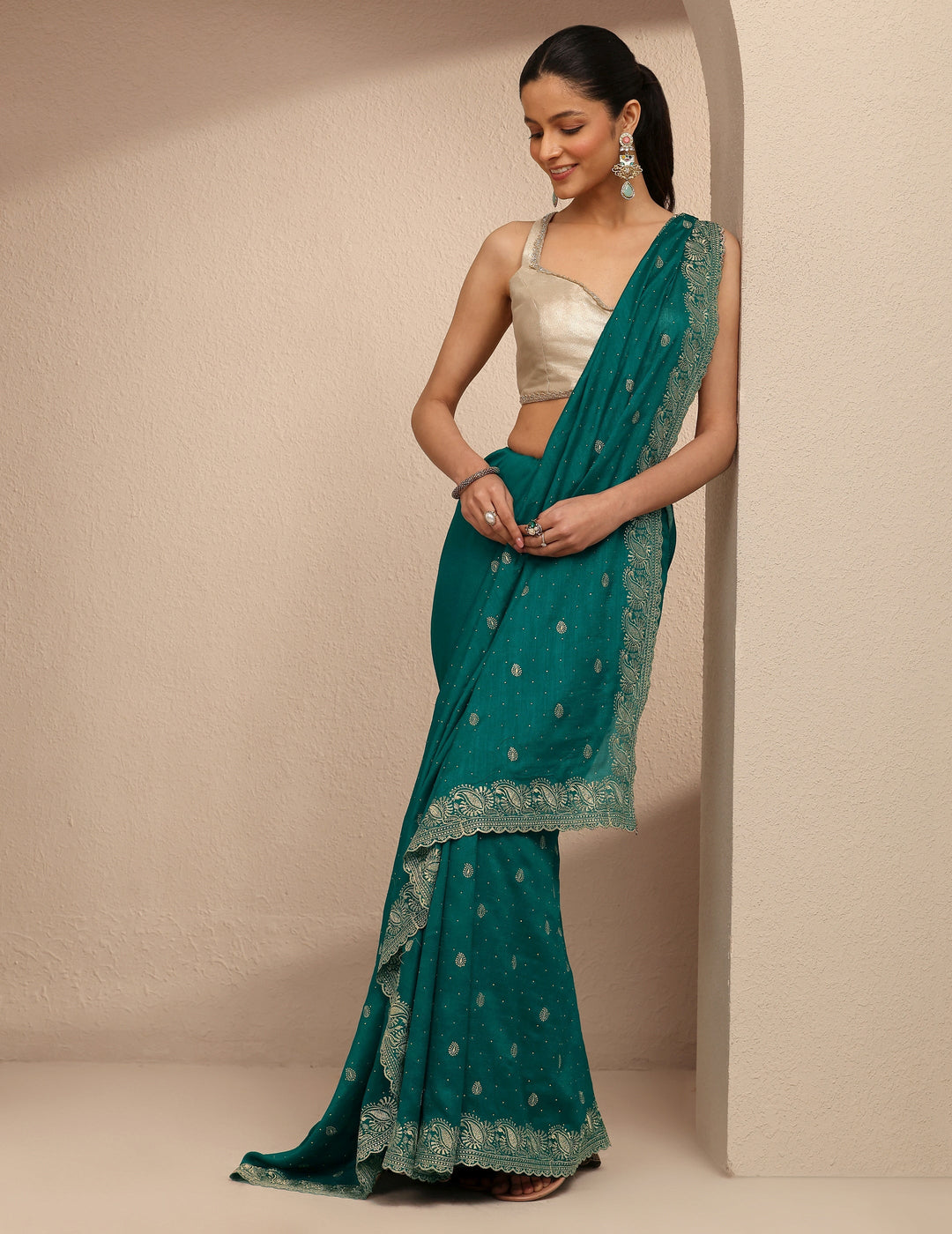Green Embroidered Silk Blend Saree With Unstitched Blouse Piece