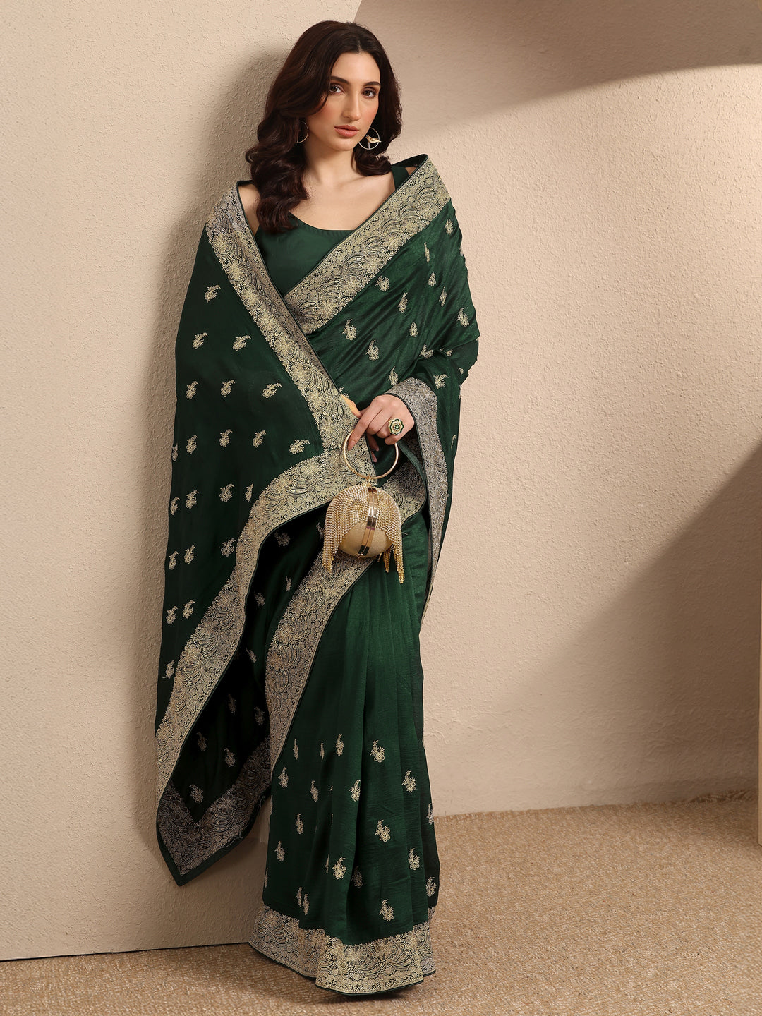 Green Embroidered Silk Blend Saree With Unstitched Blouse Piece