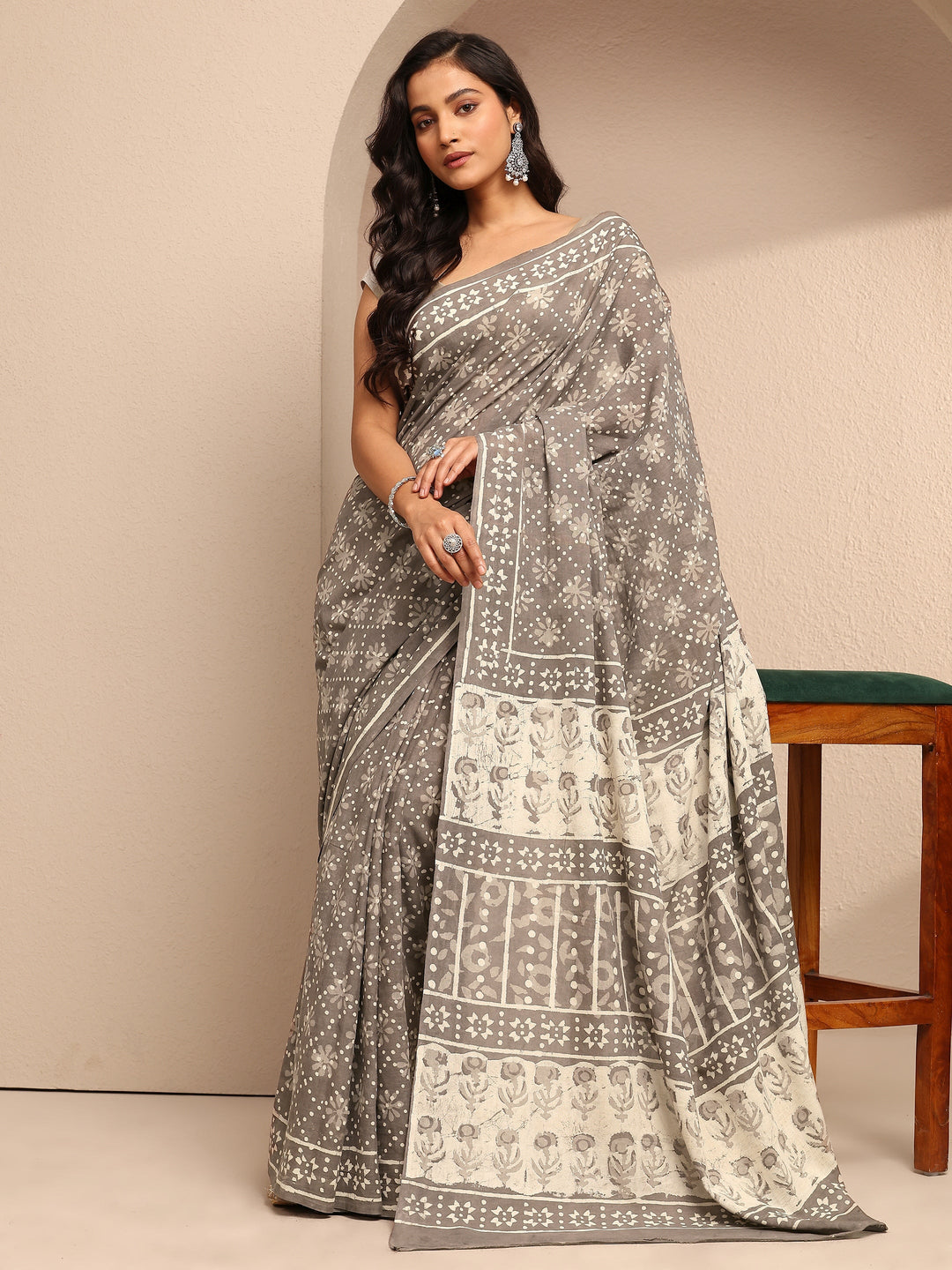 Grey Abstract Printed Cotton Saree With Unstitched Blouse Piece