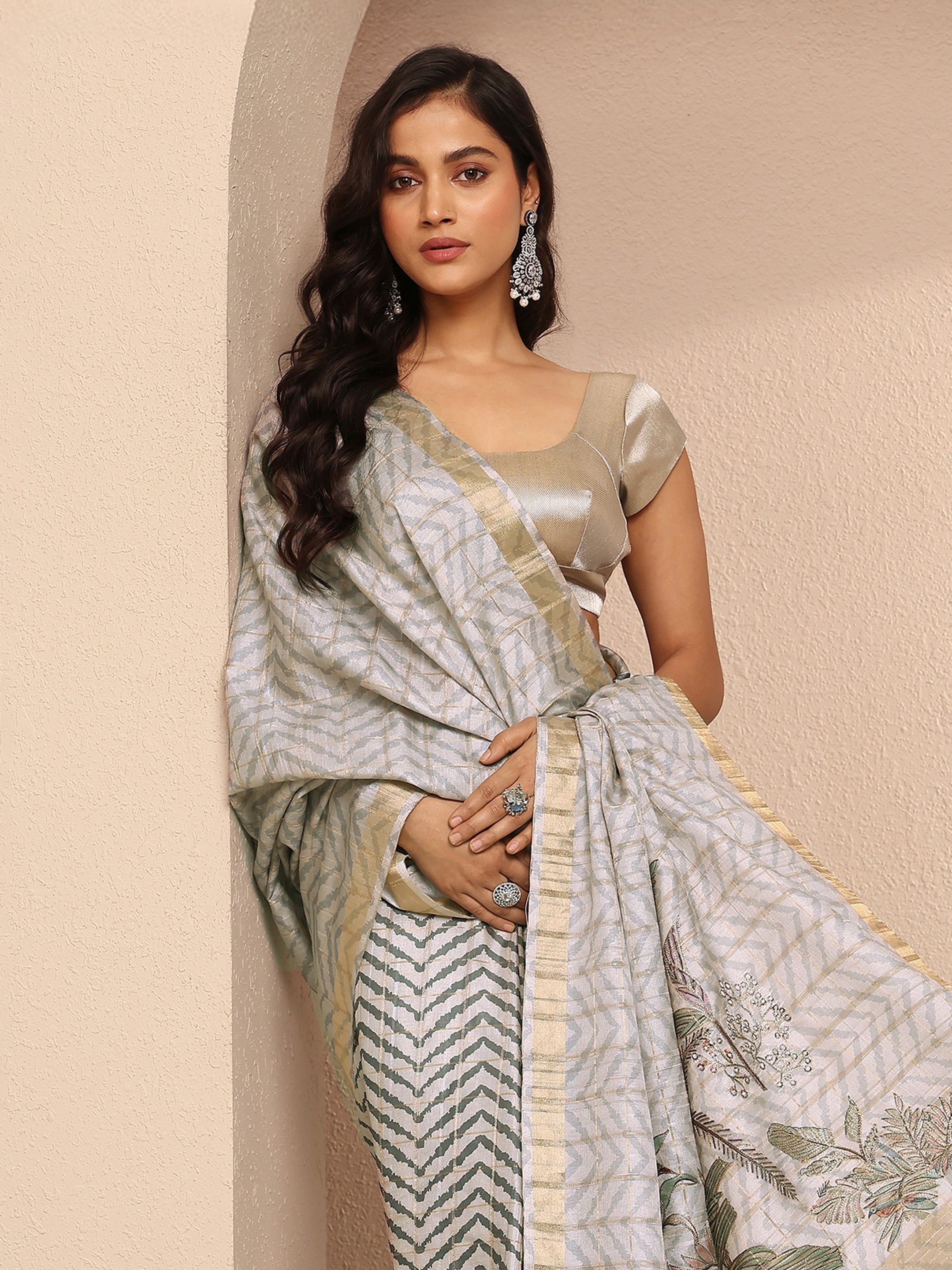 libas Grey Embroidered Silk Blend Saree With Unstitched Blouse Piece-picture-34