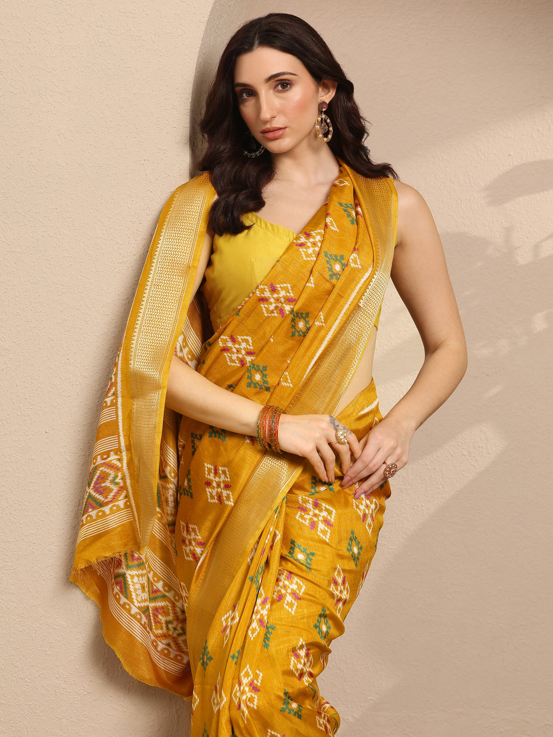 Mustard Printed Silk Blend Saree With Unstitched Blouse Piece