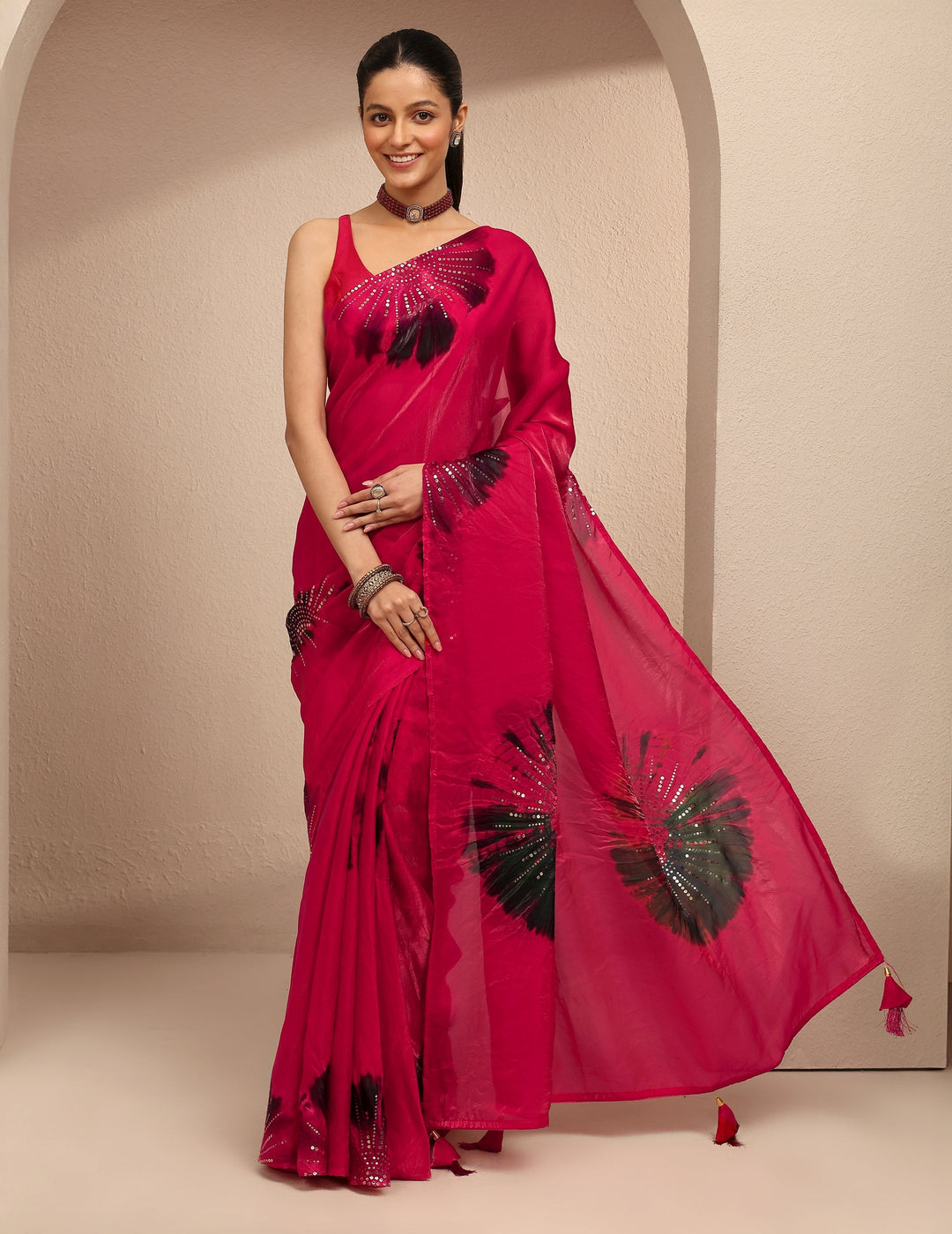 Red Geometric Embellished Silk Blend Saree With Unstitched Blouse Piece