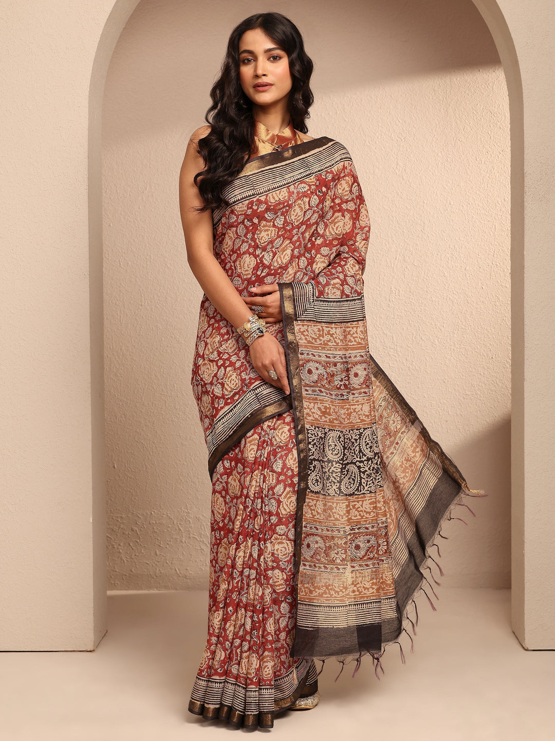 Red Printed Cotton Saree With Unstitched Blouse Piece