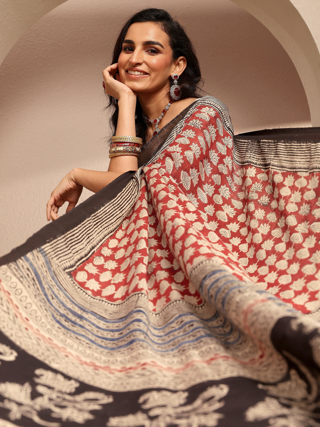Red Printed Cotton Saree With Unstitched Blouse Piece