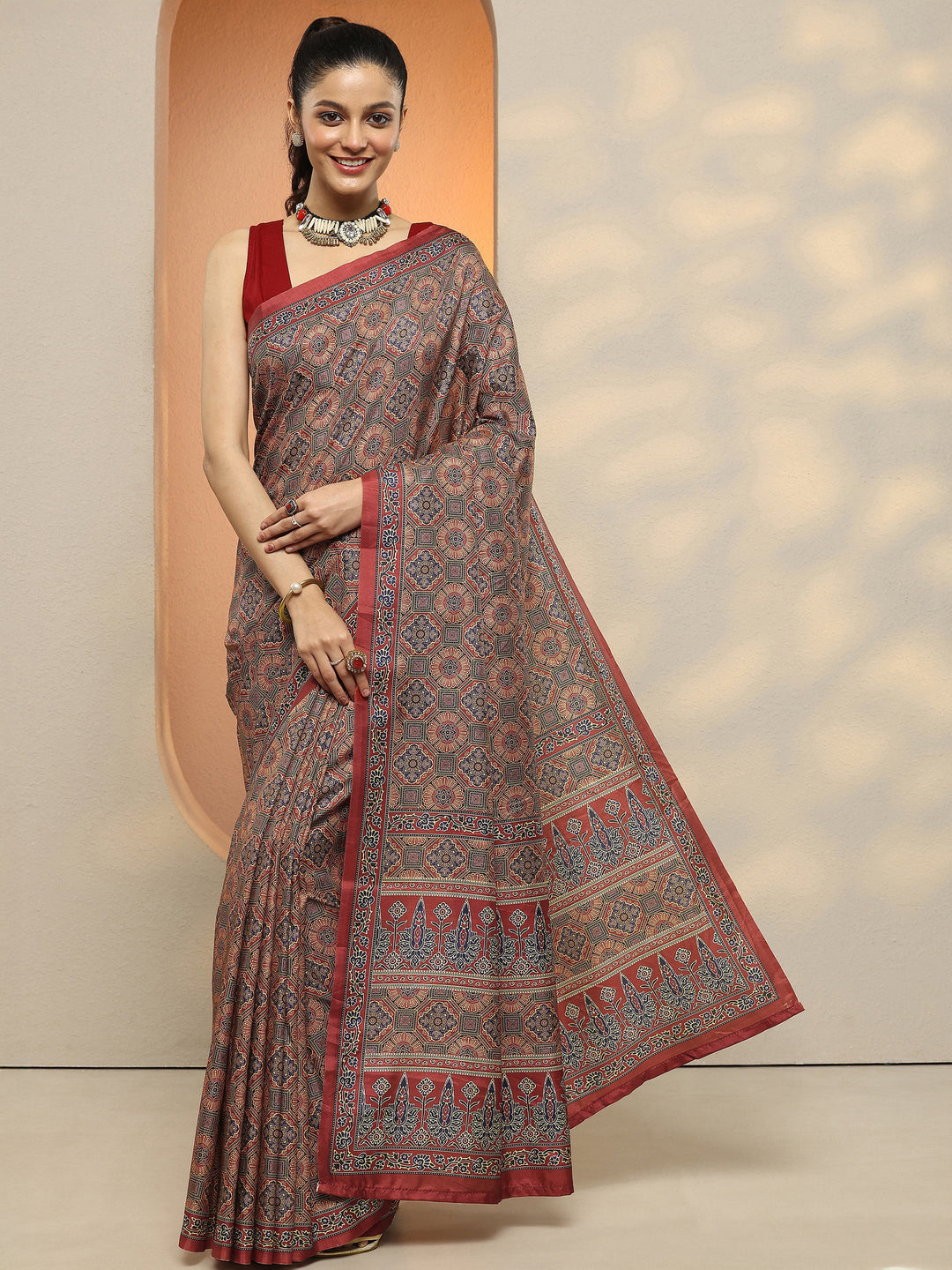 Red Printed Silk Blend Saree With Unstitched Blouse Piece