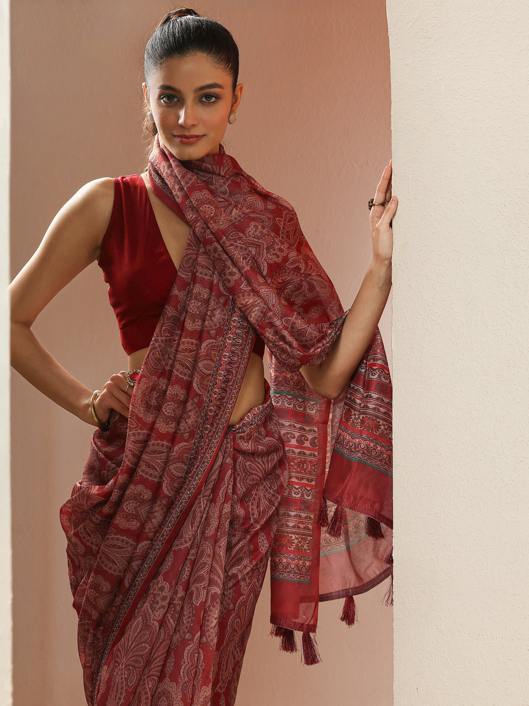 Red Printed Silk Blend Saree With Unstitched Blouse Piece