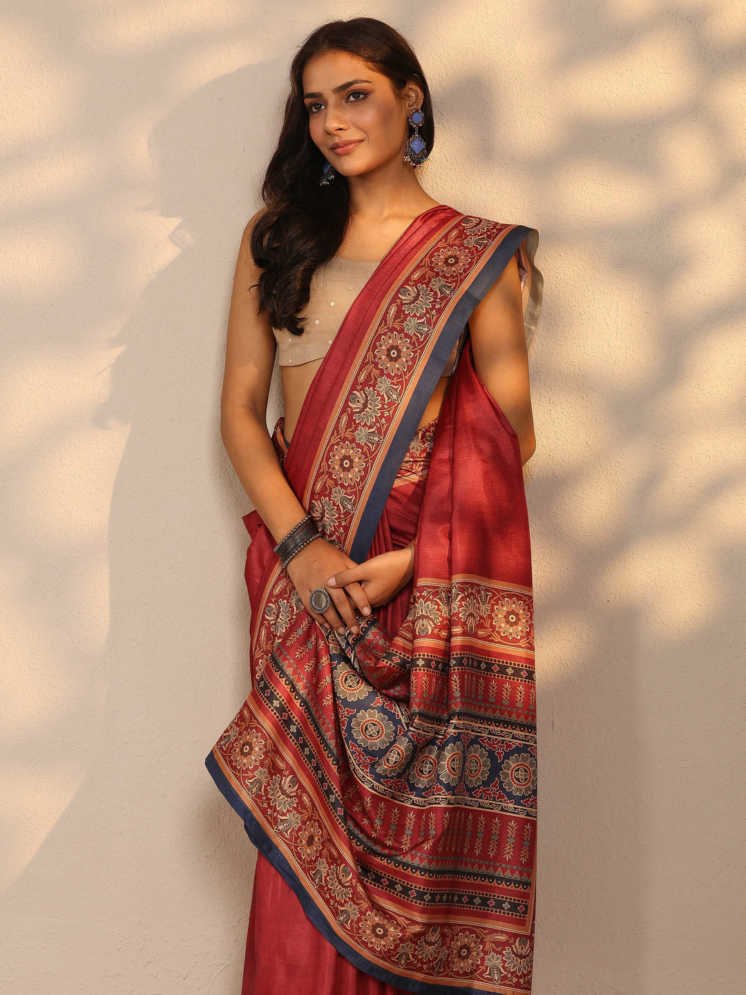Red Solid Silk Blend Saree With Unstitched Blouse Piece