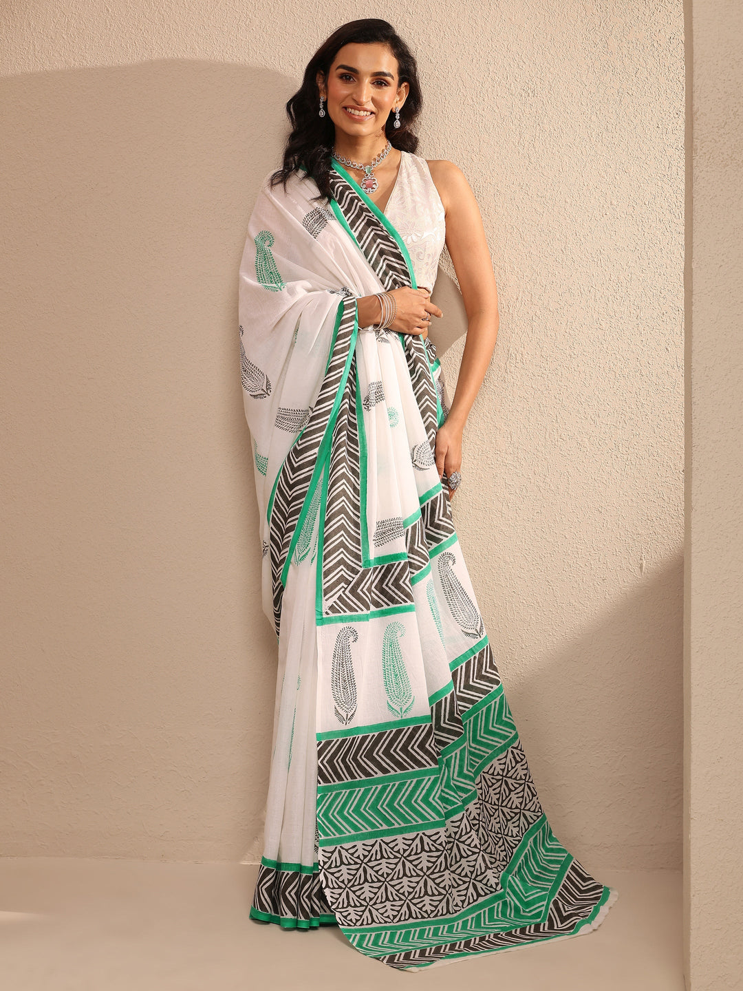 White Block Printed Cotton Saree With Unstitched Blouse Piece 