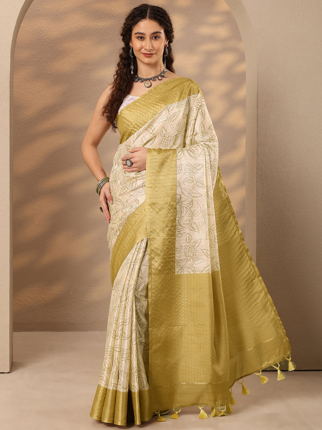 Beige Printed Silk Blend Saree With Unstitched Blouse Piece