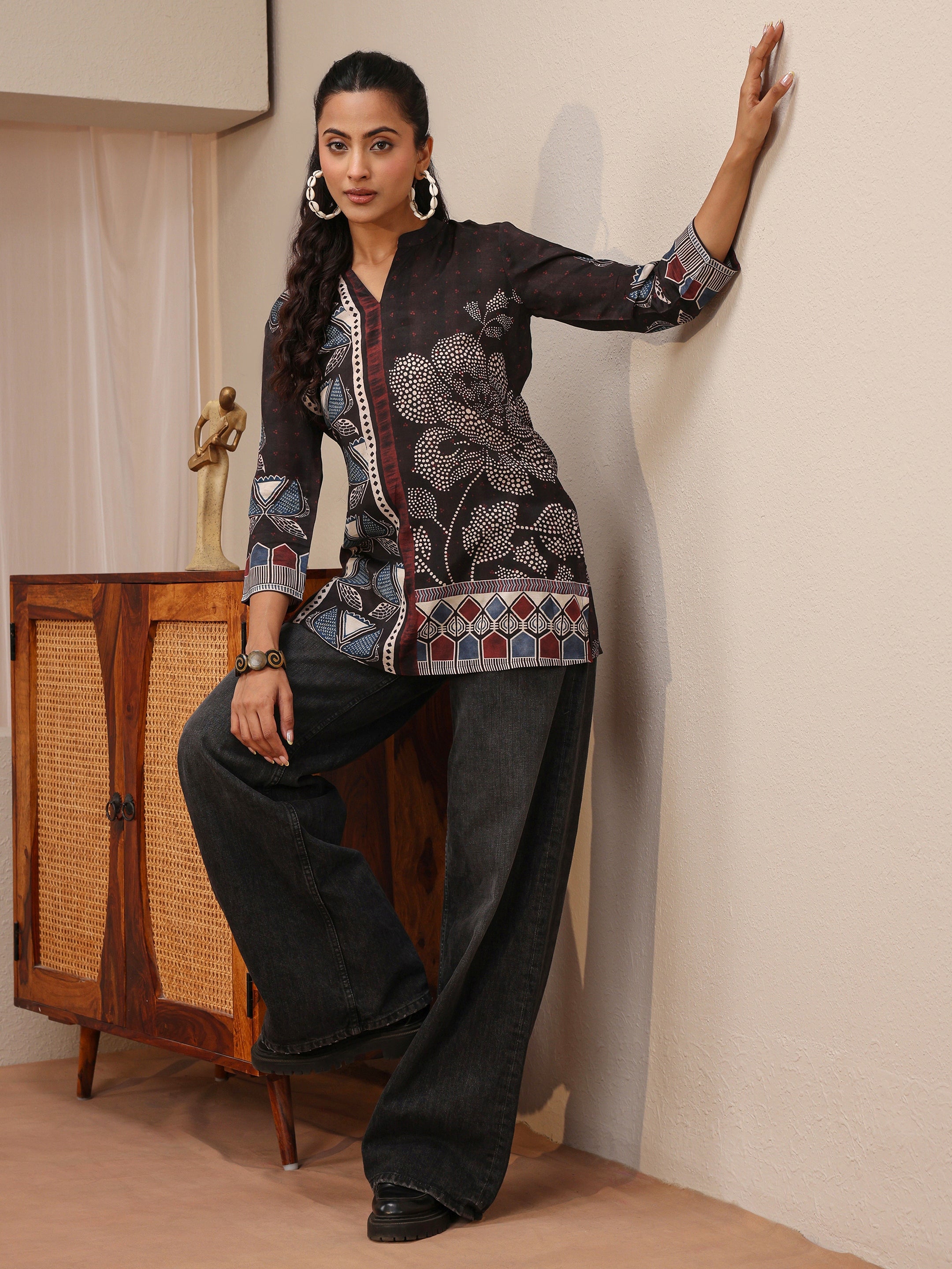 libas Black Floral Printed Silk Blend Straight Short Kurti-picture-30