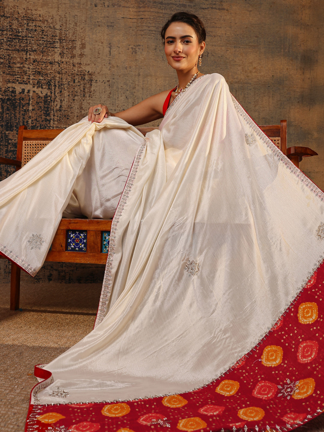 Cream Embellished Silk Blend Saree With Unstitched Blouse Piece