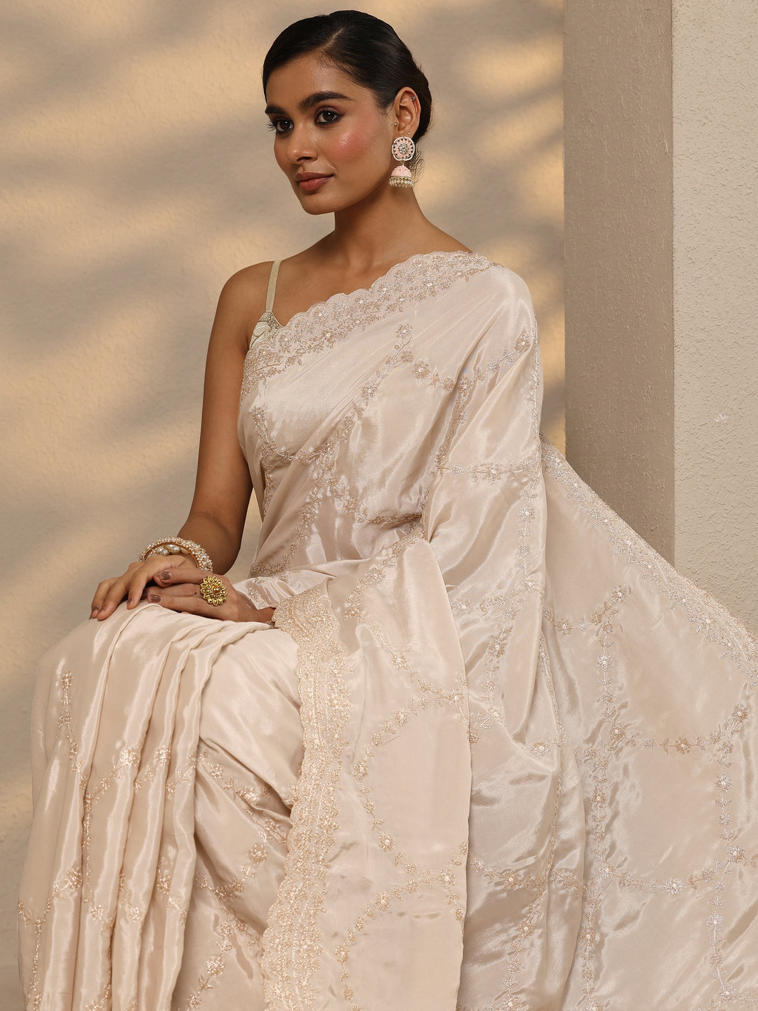 Cream Embroidered Silk Blend Saree With Unstitched Blouse Piece