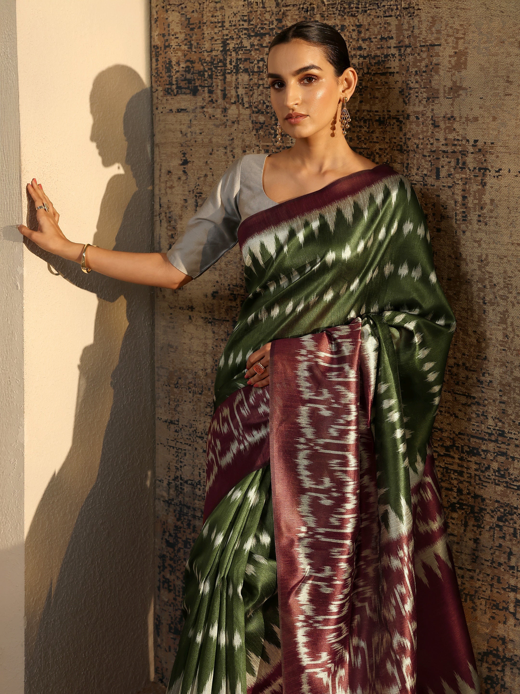 Green Abstract Printed Silk Saree With Unstitched Blouse Piece-image-18