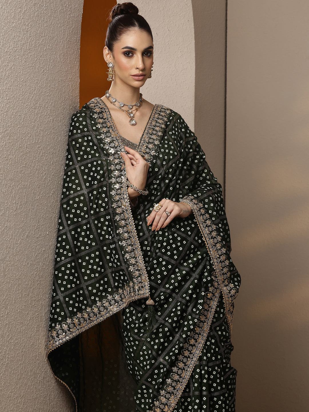 Green Bandhani Printed Silk Blend Saree With Unstitched Blouse Piece
