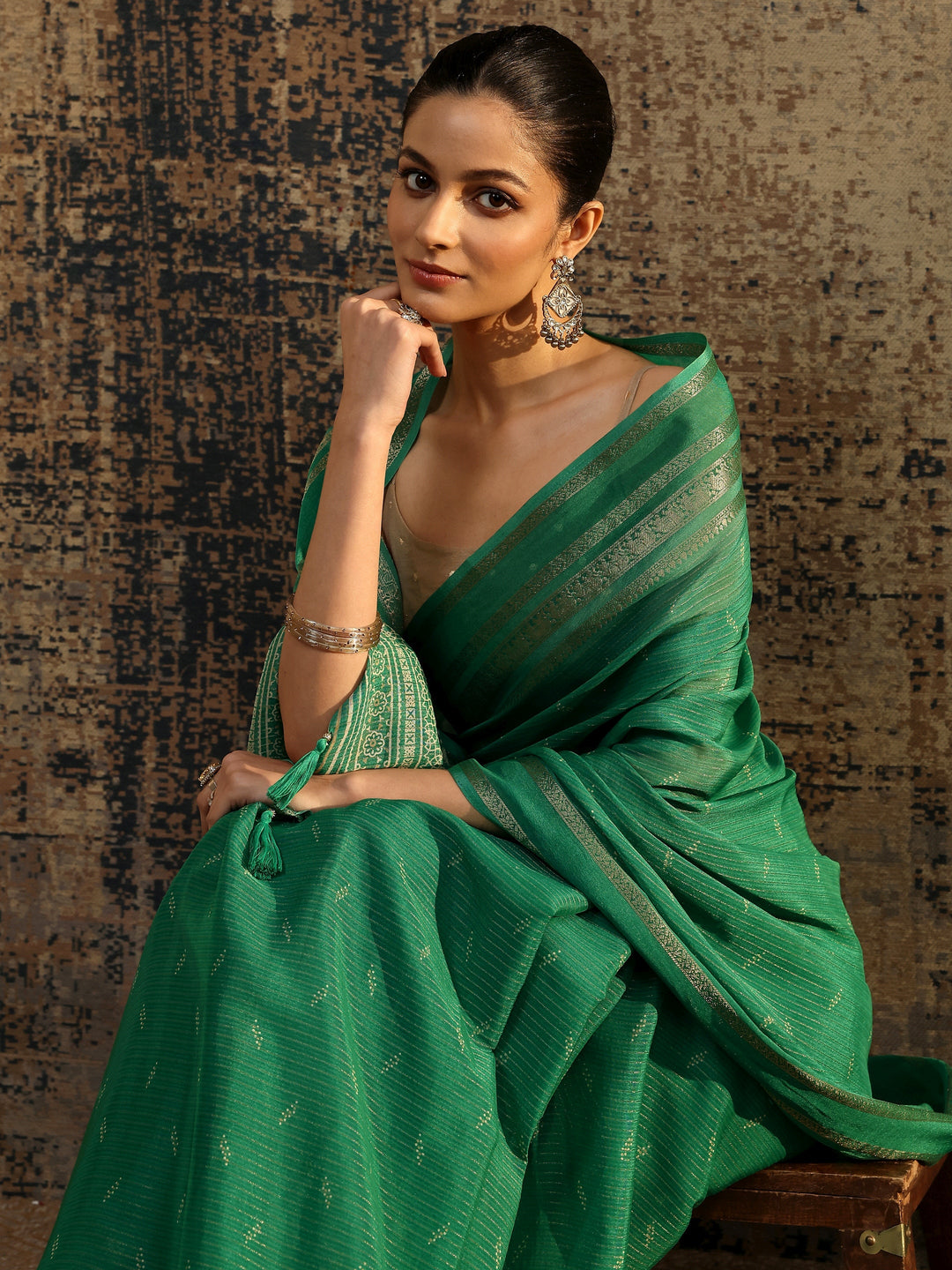 Green Embellished Silk Blend Saree With Unstitched Blouse Piece