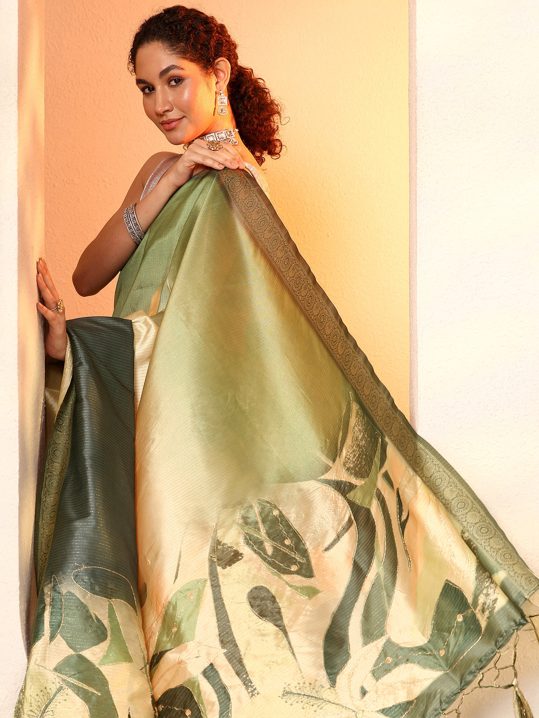 Green Embellished Silk Blend Saree With Unstitched Blouse Piece